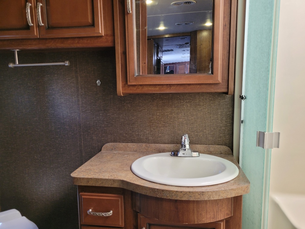 2014 Fleetwood Bounder 36E - Image 19