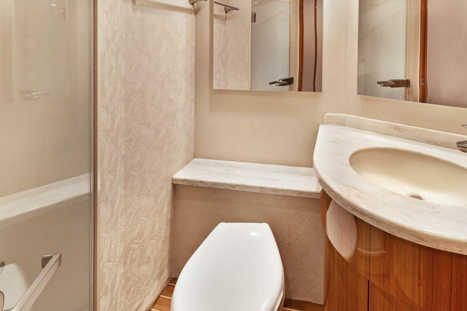 2015 Viking 46 Convertible - Image 33