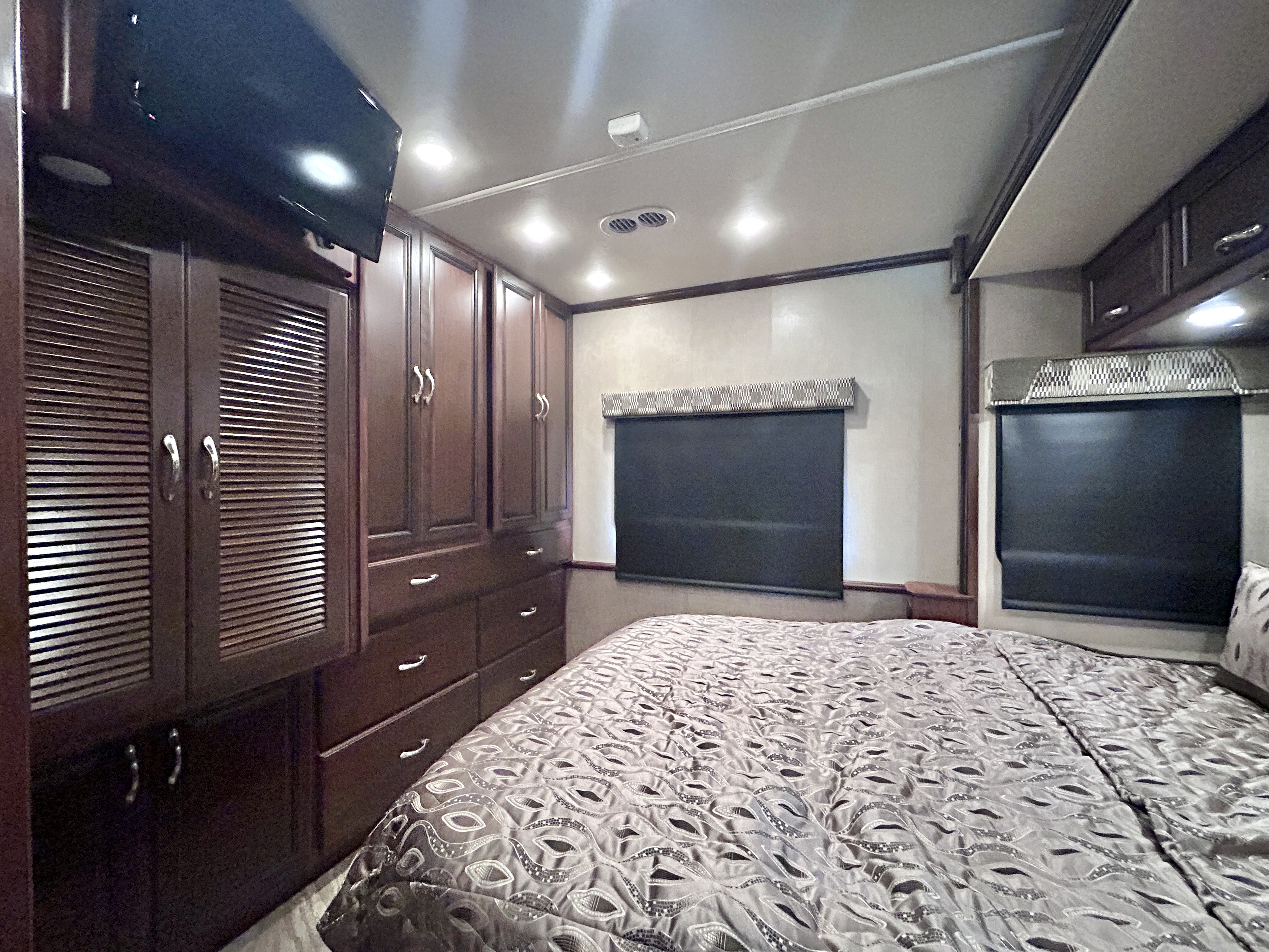 2017 Fleetwood Bounder 36Y - Image 26