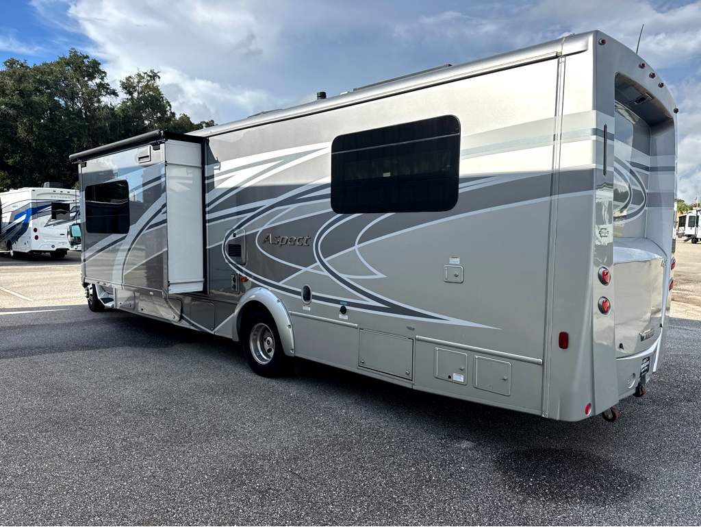 2017 WINNEBAGO ASPECT 30J - Image 4