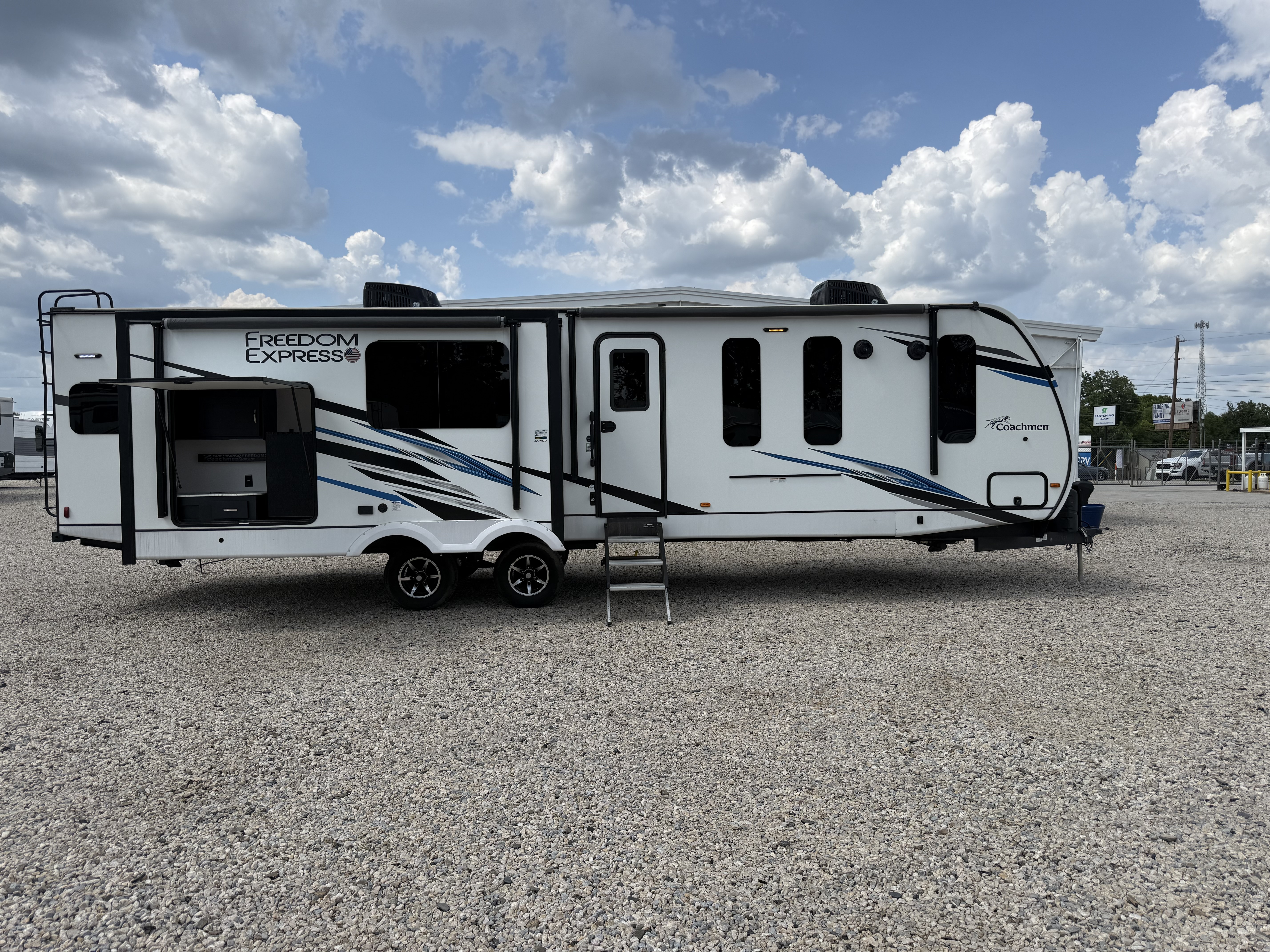 2022 Coachmen Freedom Express Liberty Edition 324RLDSLE - Image 8