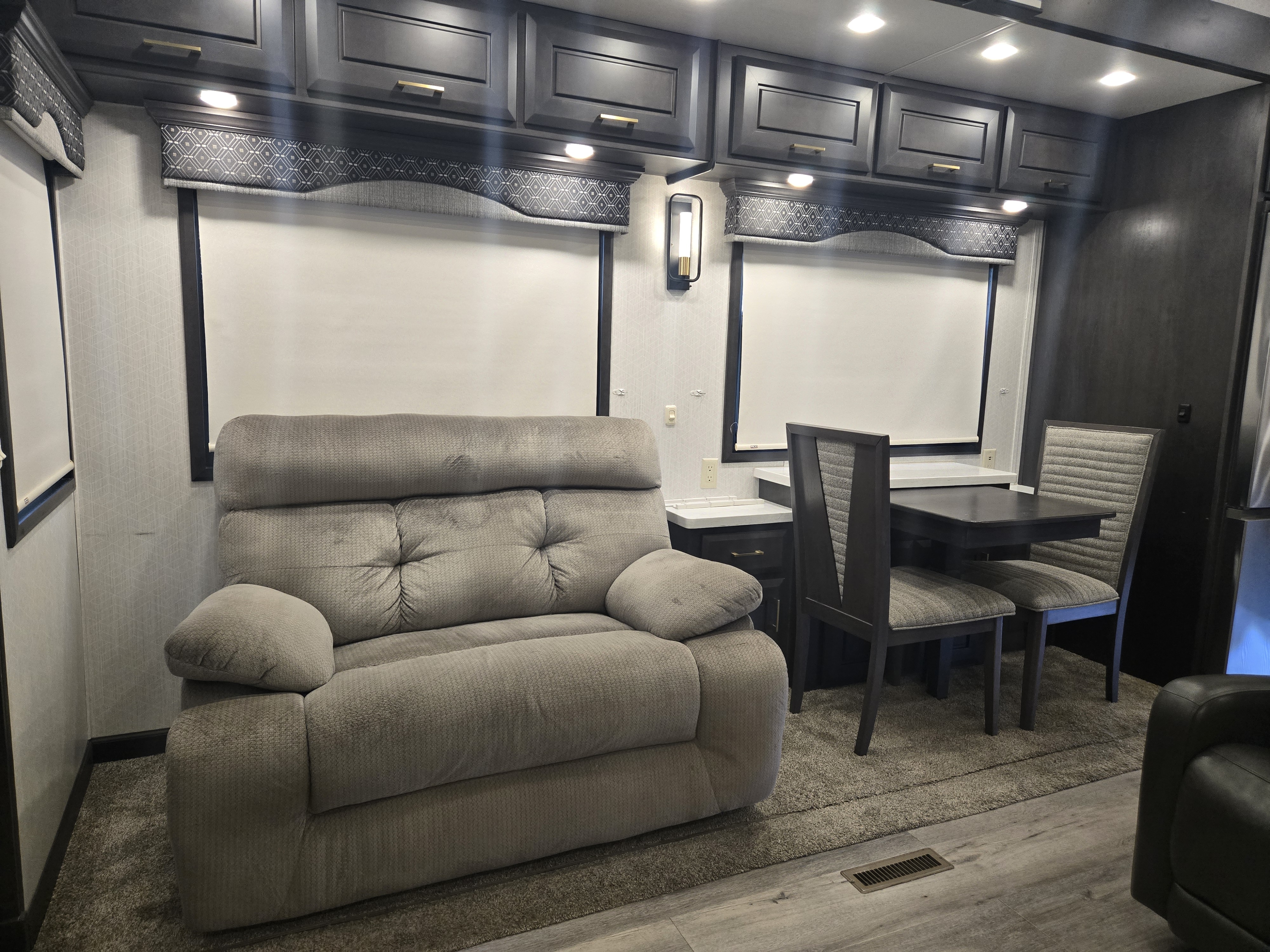 2021 DRV Mobile Suites 41RKDB - Image 10