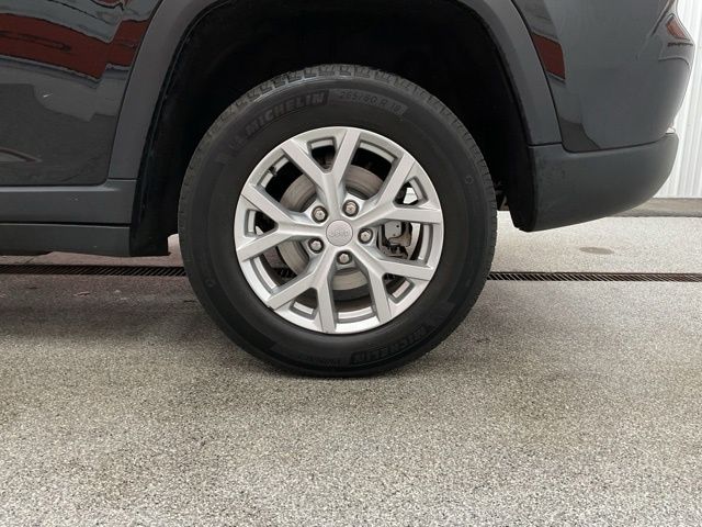 2023 Jeep Grand-Cherokee-L Laredo Altitude 4x4 - Image 9