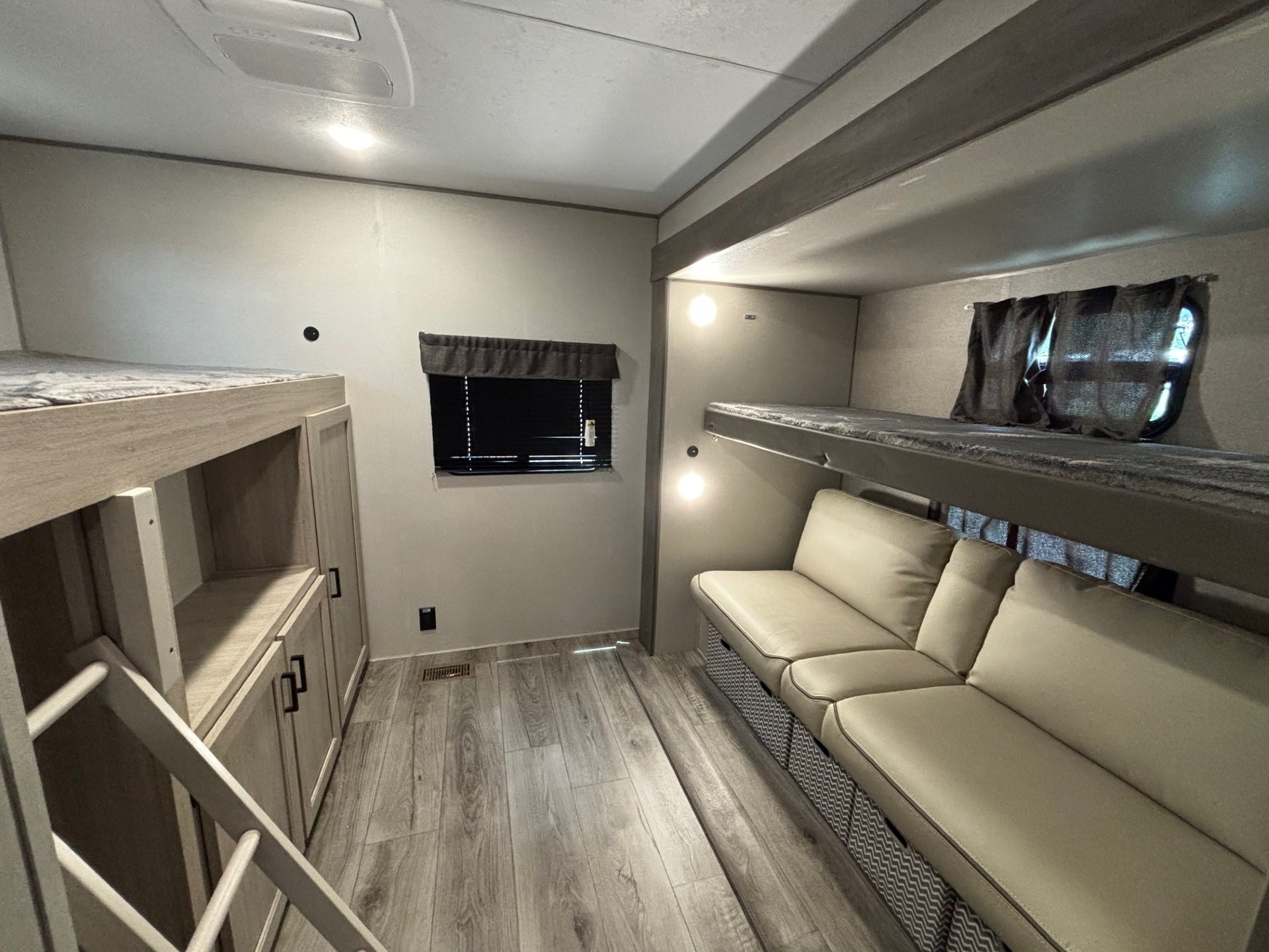 2026 Coachmen Catalina Legacy Edition 343BHTS - Image 16
