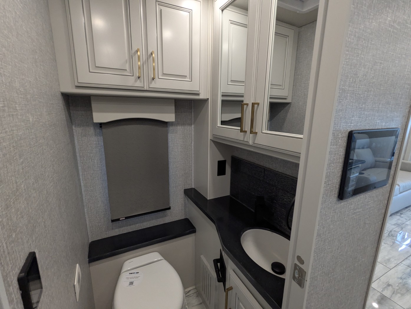 2026 Fleetwood Discovery LXE 40M - Image 28