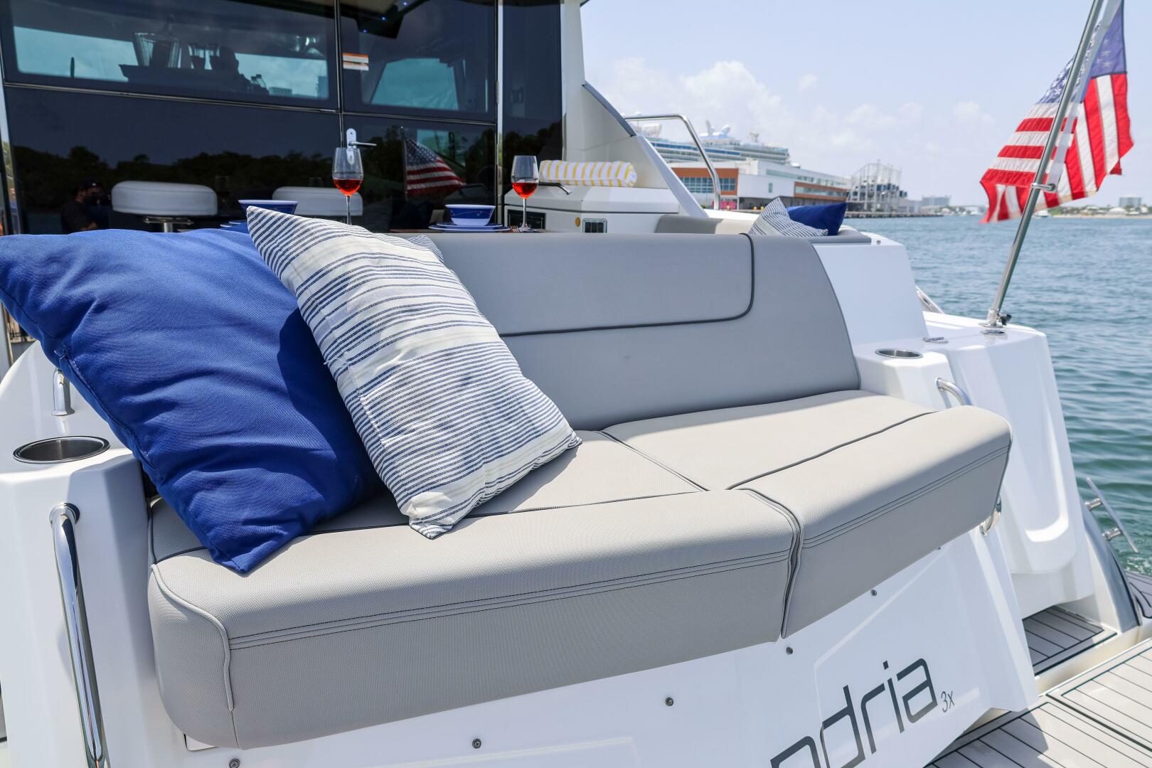 2014 Cruisers Yachts 45 Cantius - Image 17