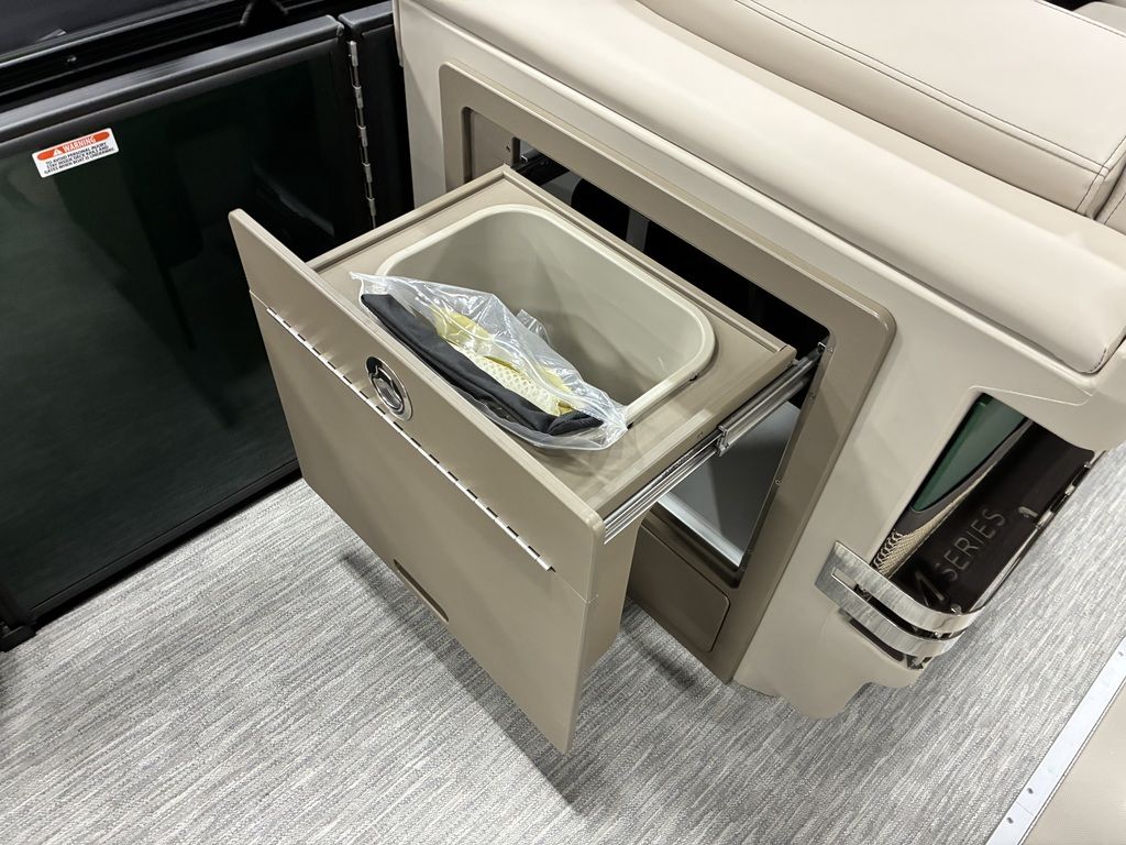 2026 Bennington 24MCSB Carbon Fiber Arch Tritoon Pontoon - Image 33