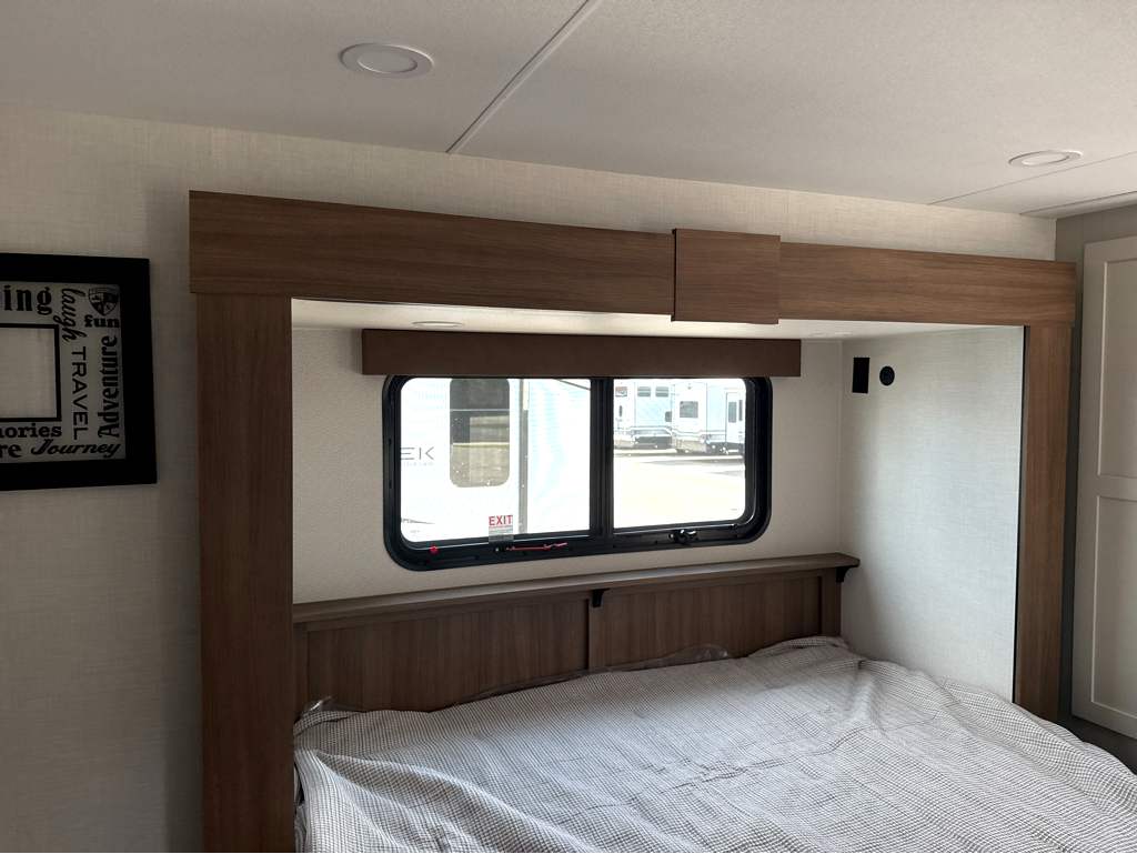 2027 VENTURE RV SPORTTREK 354VBH - Image 29