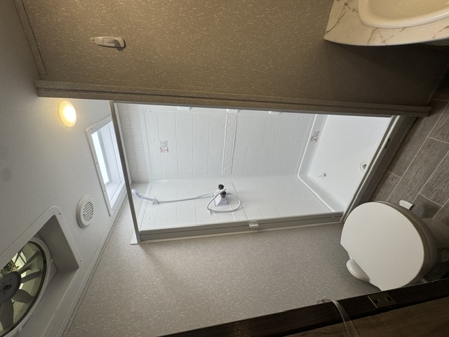 2022 Forest River Cherokee Arctic Wolf 3880 SUITE - Image 31