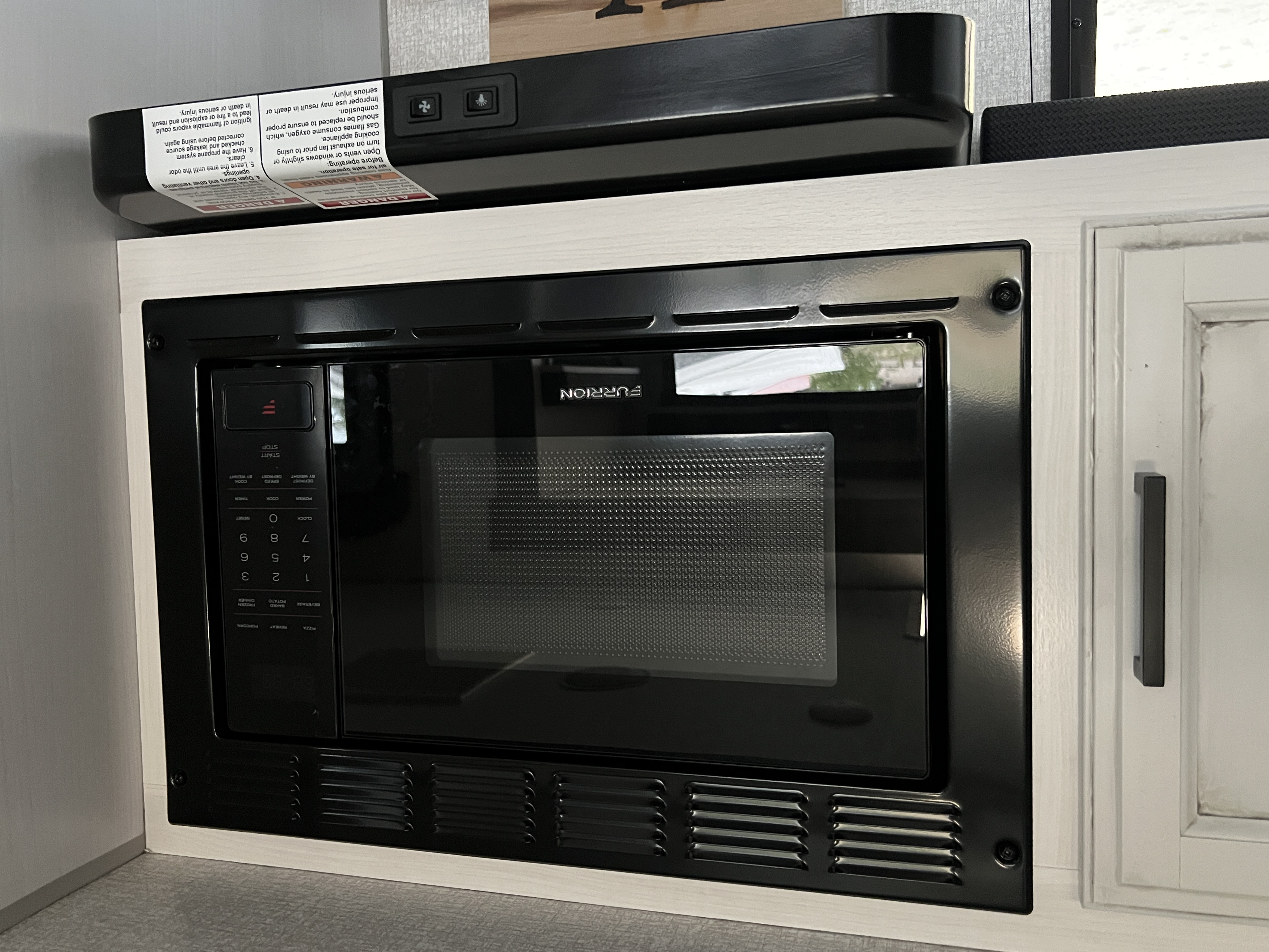 2022 VENTURE RV SPORTREK 327VIK - Image 19