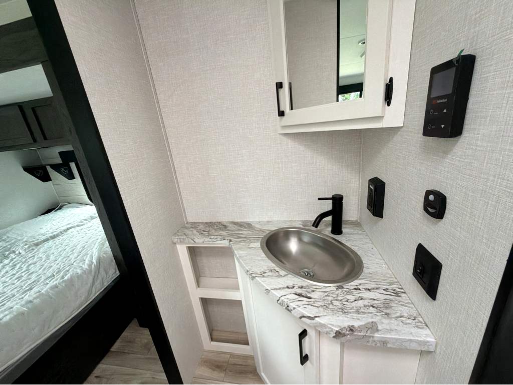 2026 VENTURE RV STRATUS 262VFK - Image 24