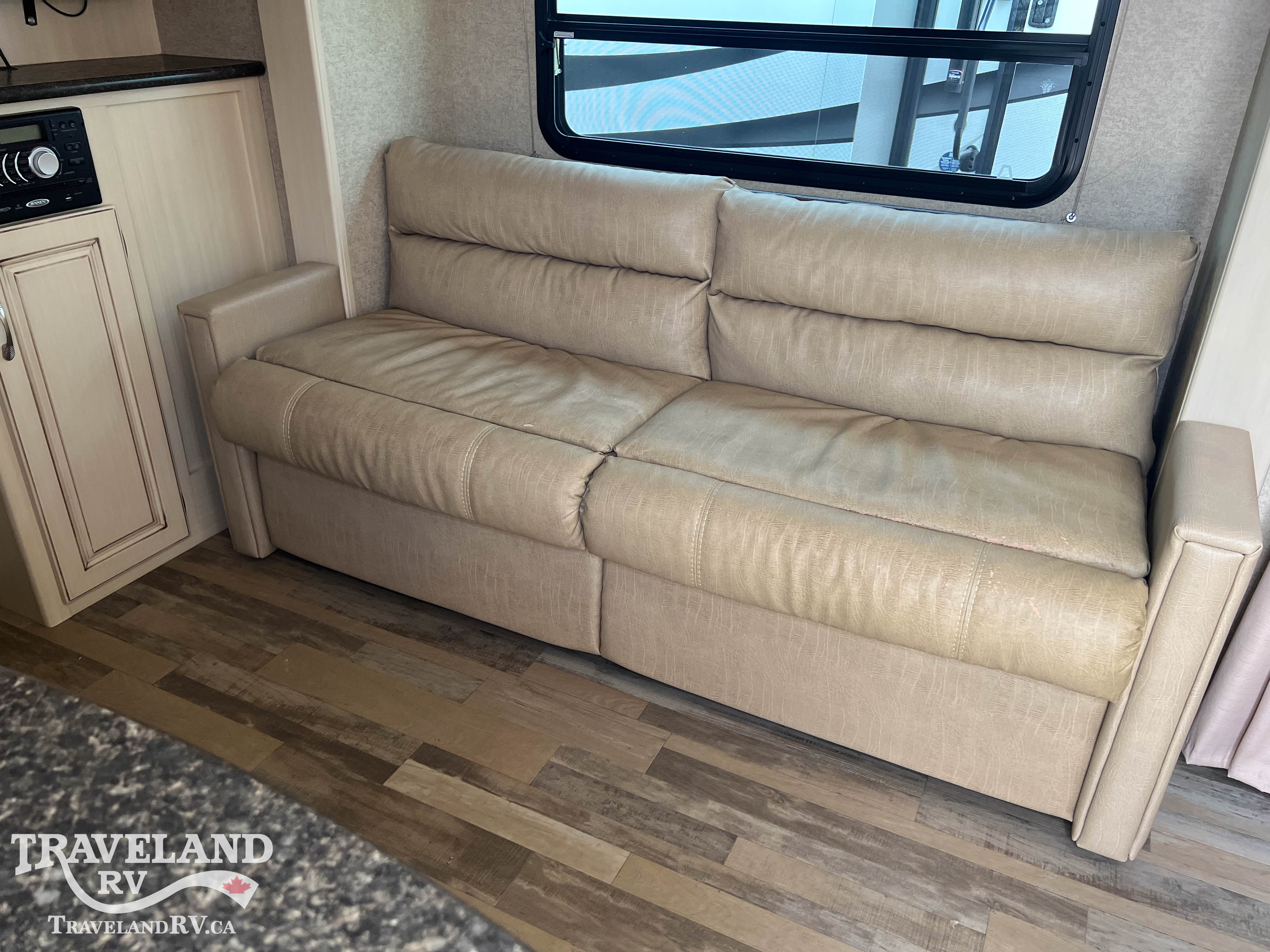 2016 Winnebago Micro Minnie 2106DS - Image 12