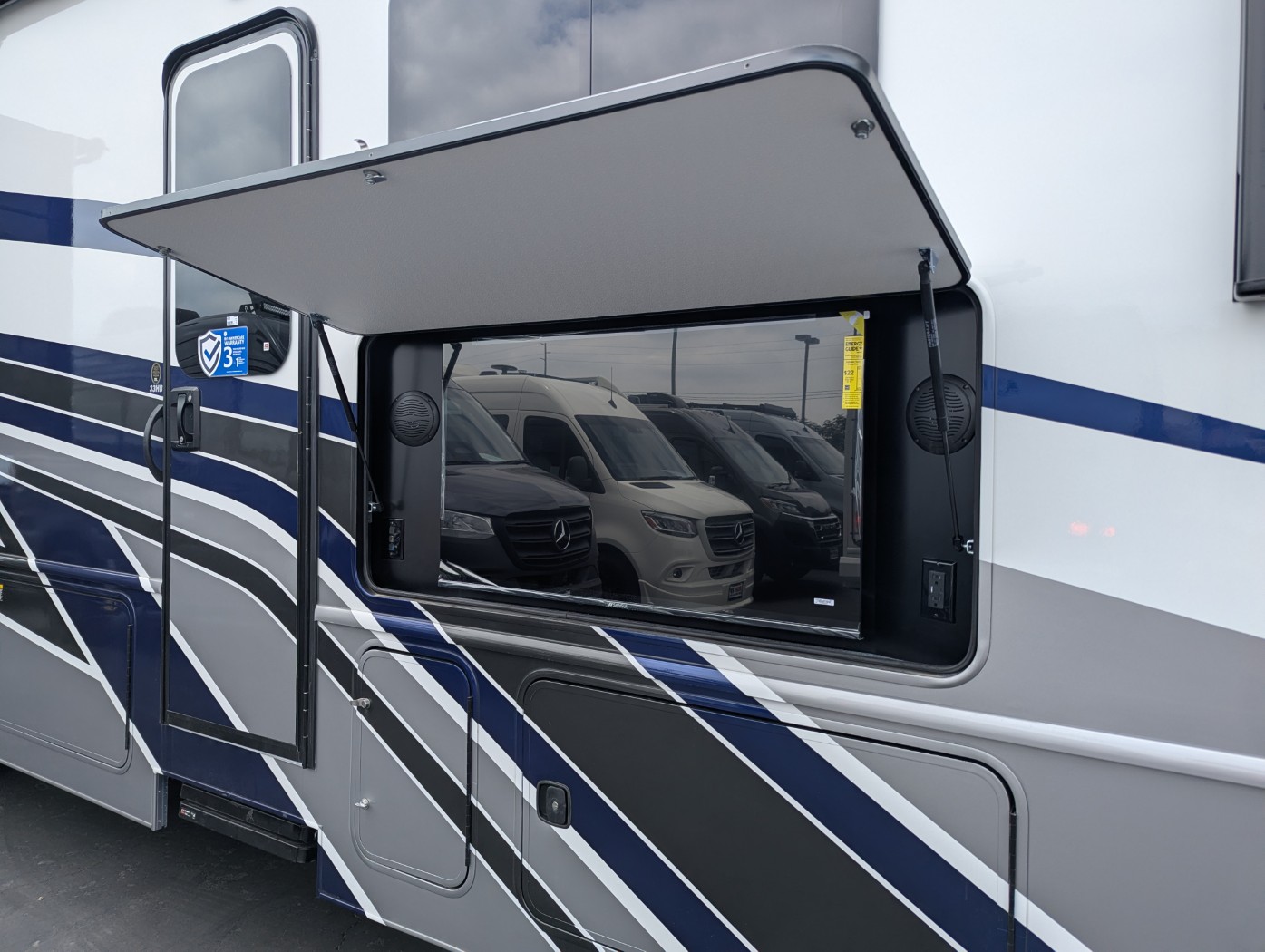 2026 Holiday Rambler Invicta 33HB - Image 7