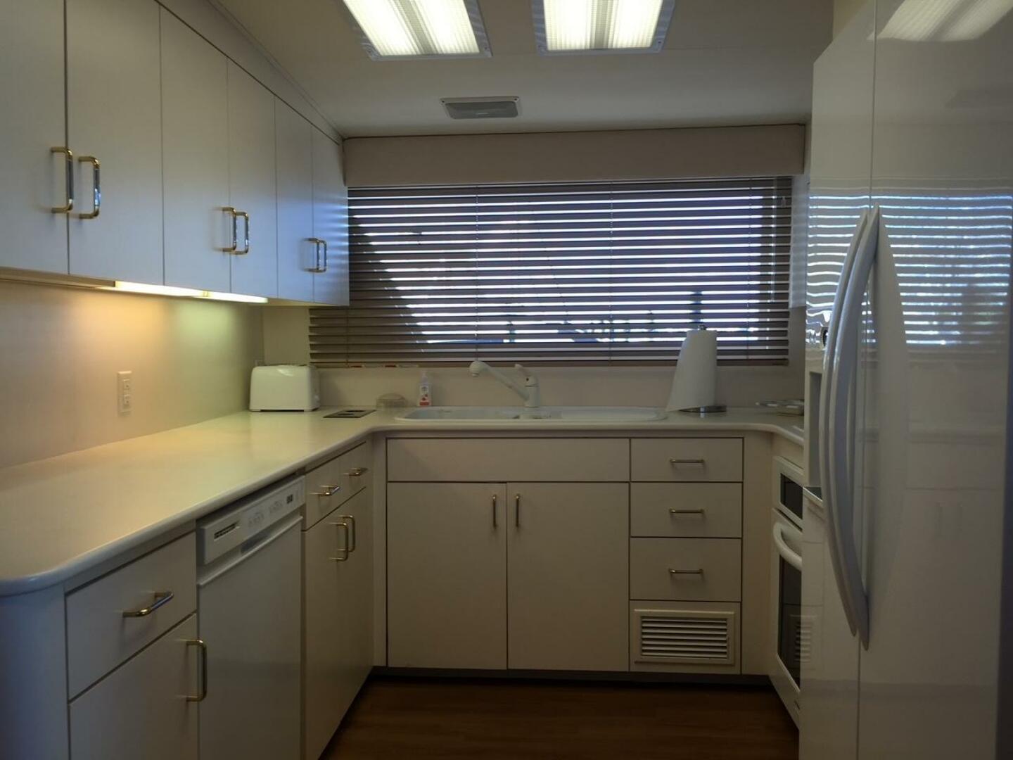 1994 Hatteras 70 Cockpit Motor Yacht - Image 34