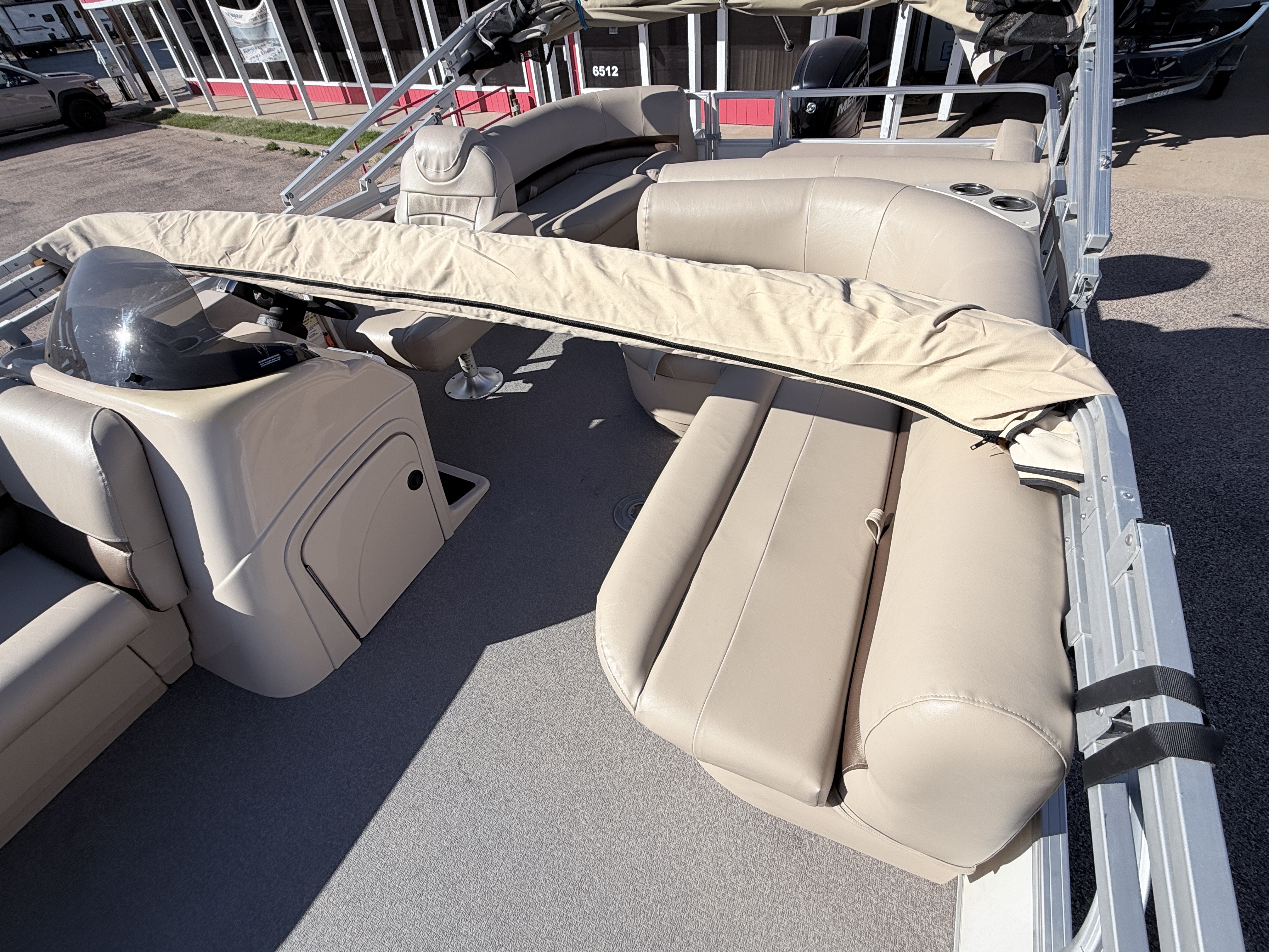 2017 TRACKER 2016 PARTY BARGE 22 DLX - Image 8