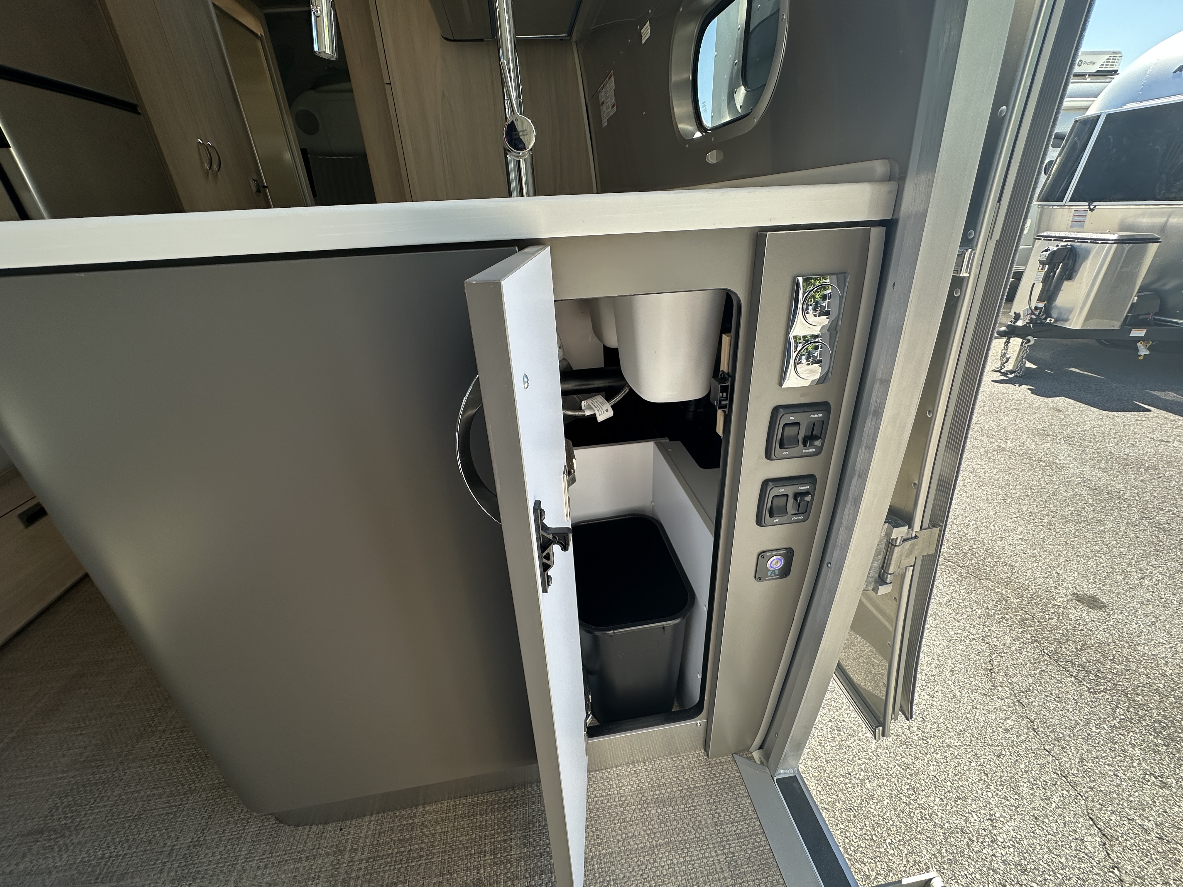 2026 Airstream Globetrotter 27FB Twin - Image 14