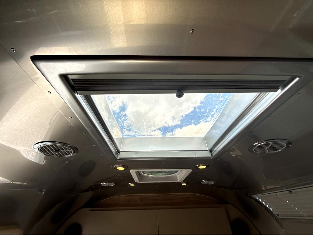 2027 AIRSTREAM FLYING CLOUD 25FBT - Image 16