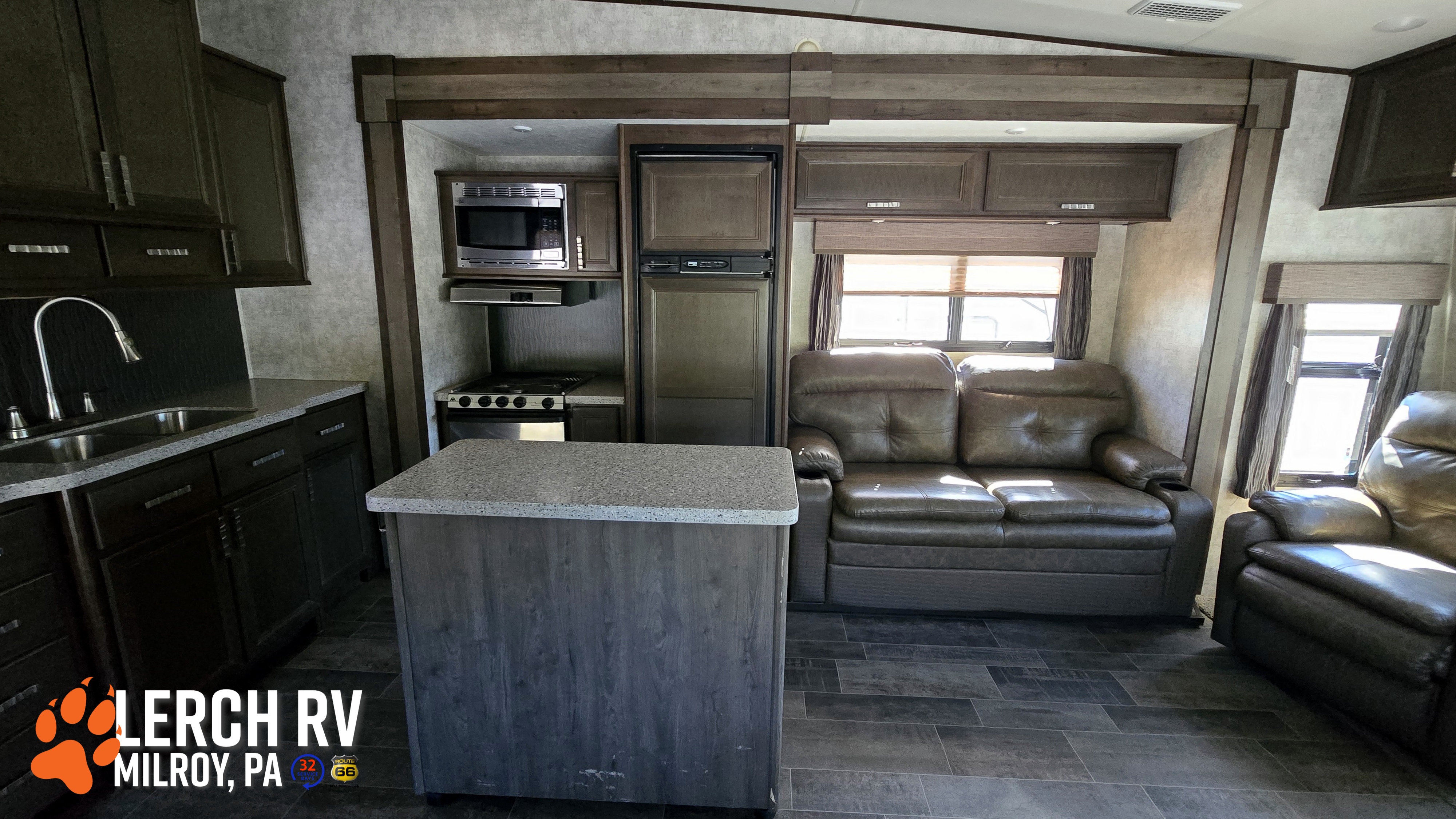 2017 Highland Ridge Roamer RT340FLR - Image 10