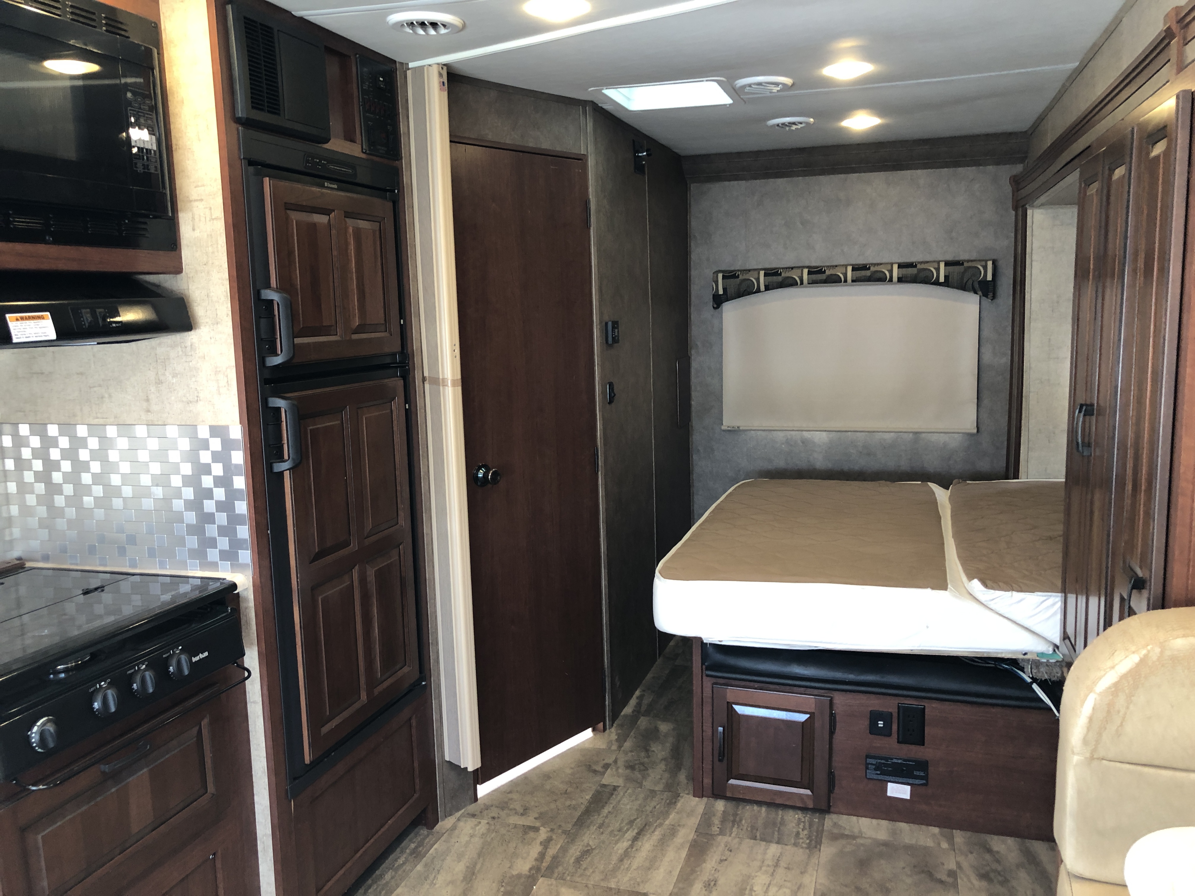 2016 Forest River SUNSEEKER 2400WS - Image 19