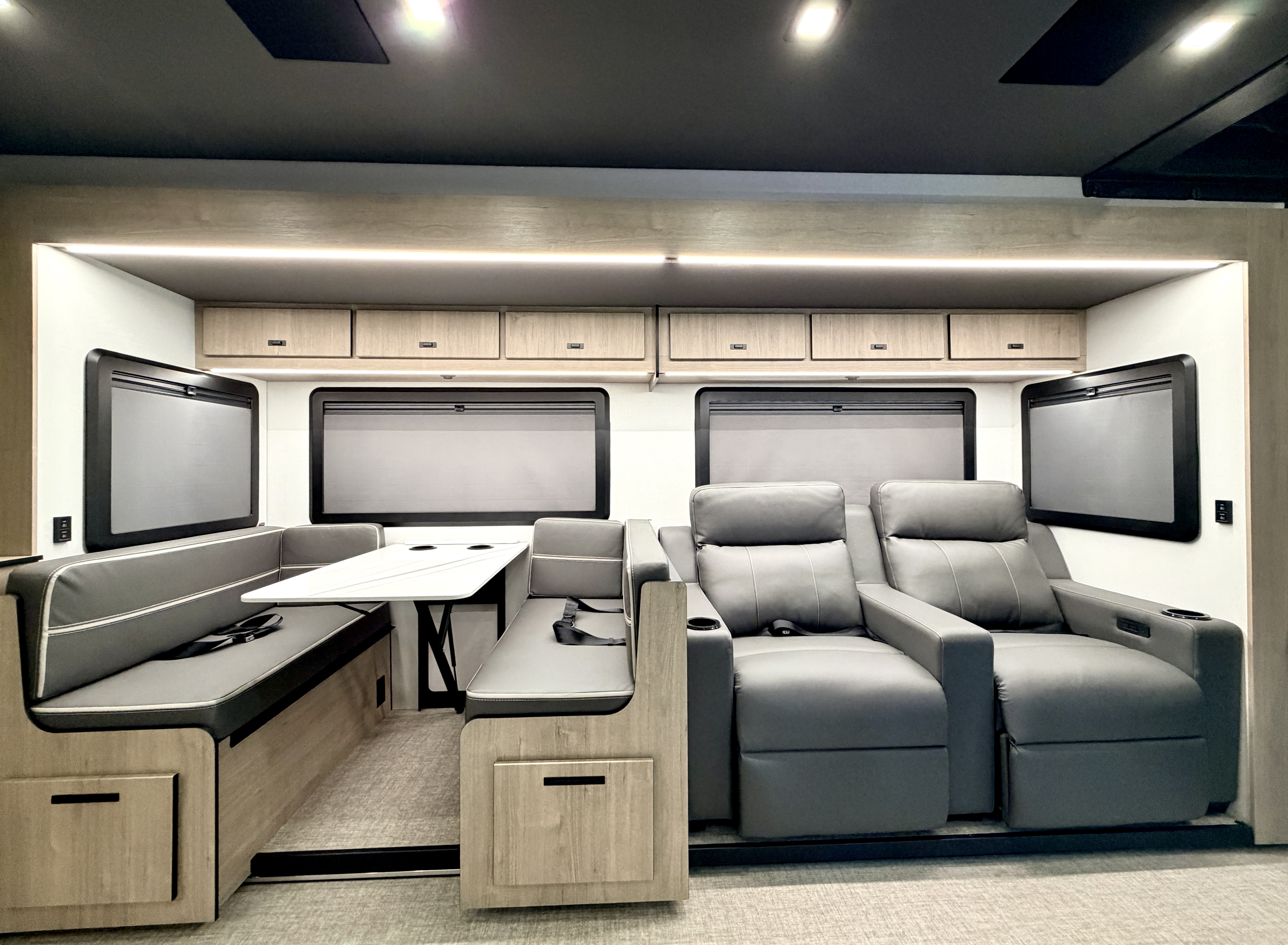 2027 Grand Design Lineage Series F 31ZW5 - Image 11