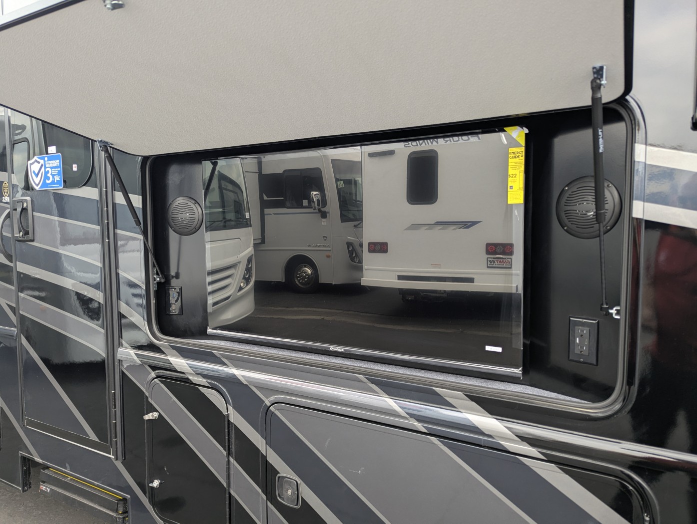 2026 Holiday Rambler Invicta 32RW - Image 7