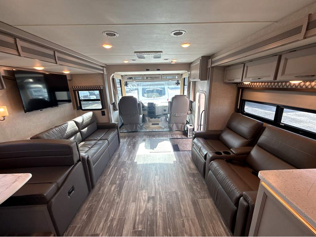 2022 Thor Motor Coach HURRICANE 34R - Image 13