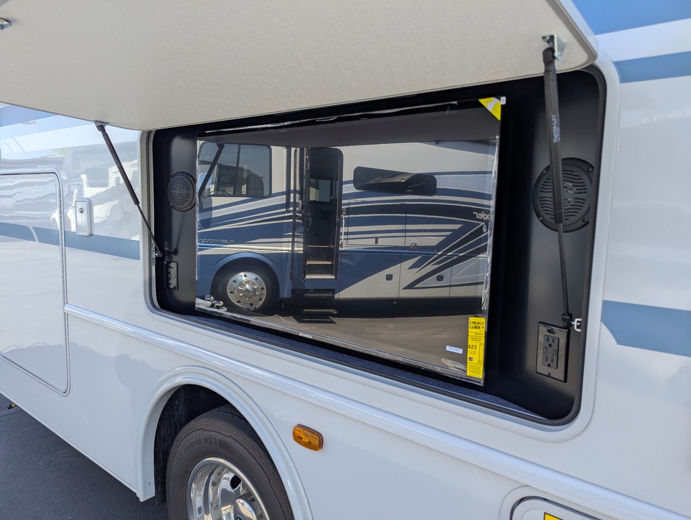 2026 Fleetwood Flair 29M - Image 7