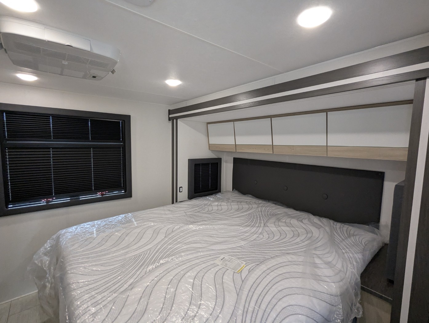 2026 Coachmen Entourage 330DS - Image 24