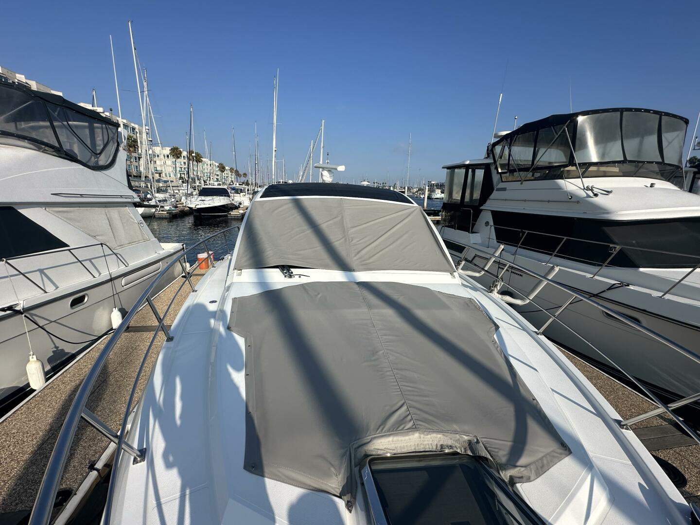 2017 Cruisers Yachts 390 Express Coupe - Image 7