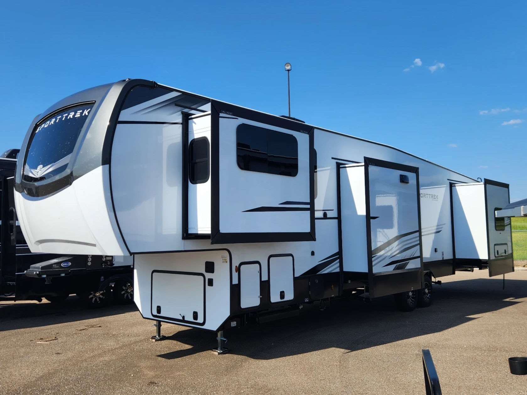 2026 VENTURE RV SPORTTREK 365VFL - Image 2