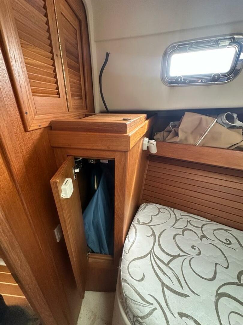 2002 Mainship Pilot 34 - Image 27