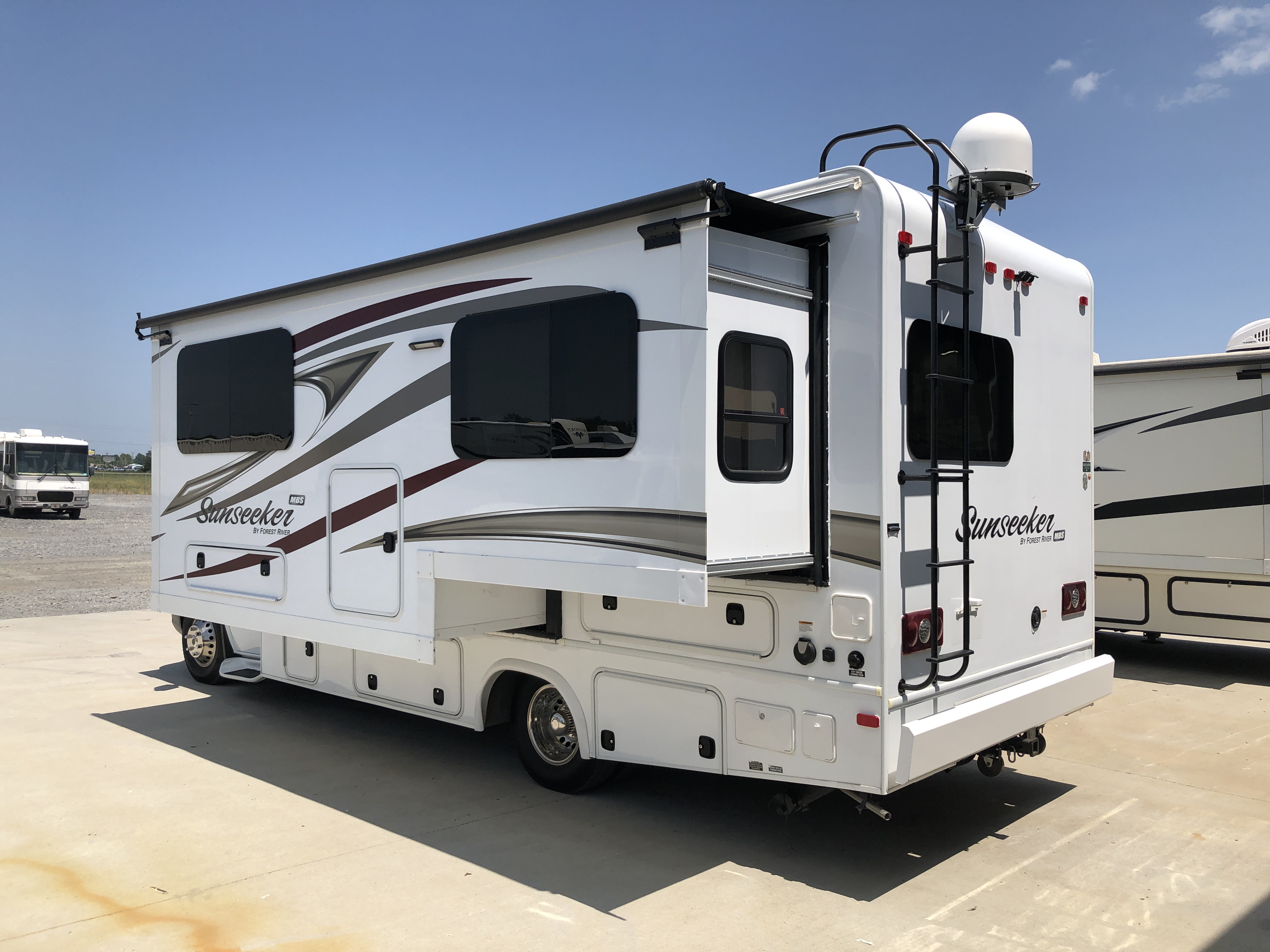 2016 Forest River SUNSEEKER 2400WS - Image 5