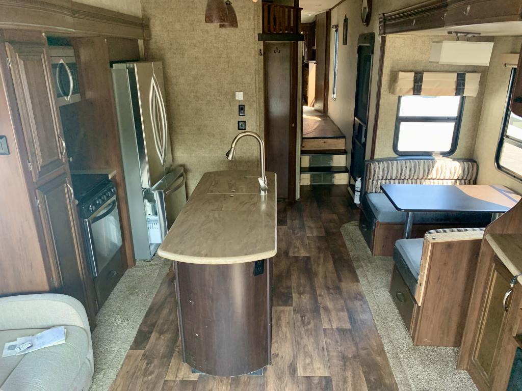 2017 FOREST RIVER SANDPIPPER 372LOK - Image 23