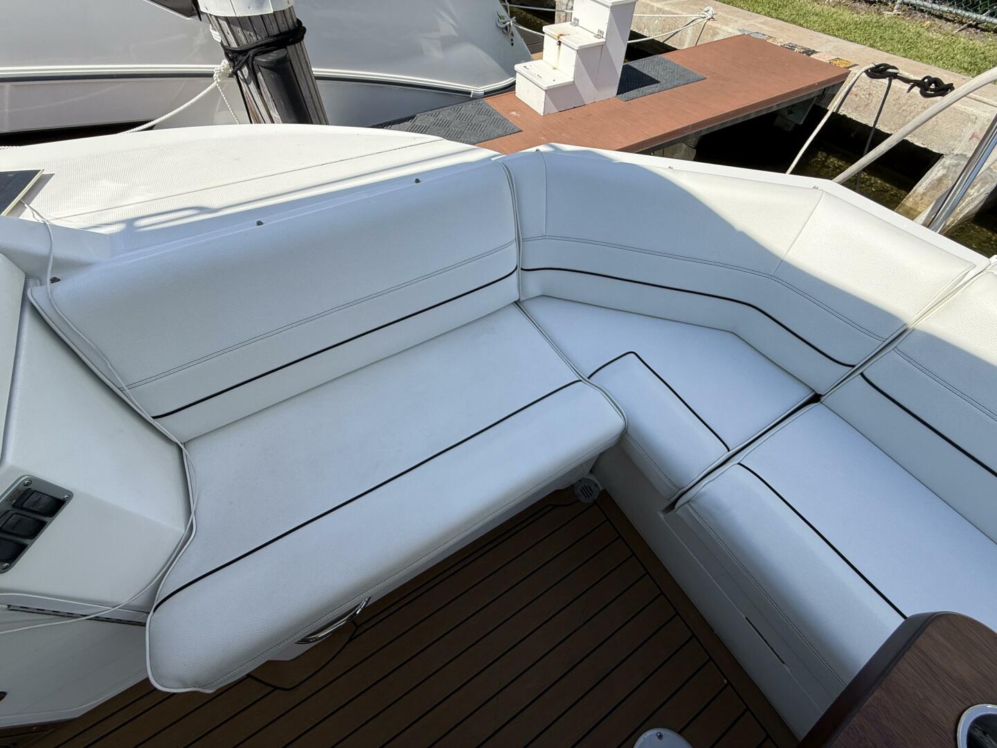 2014 Cruisers Yachts 45 Cantius - Image 42
