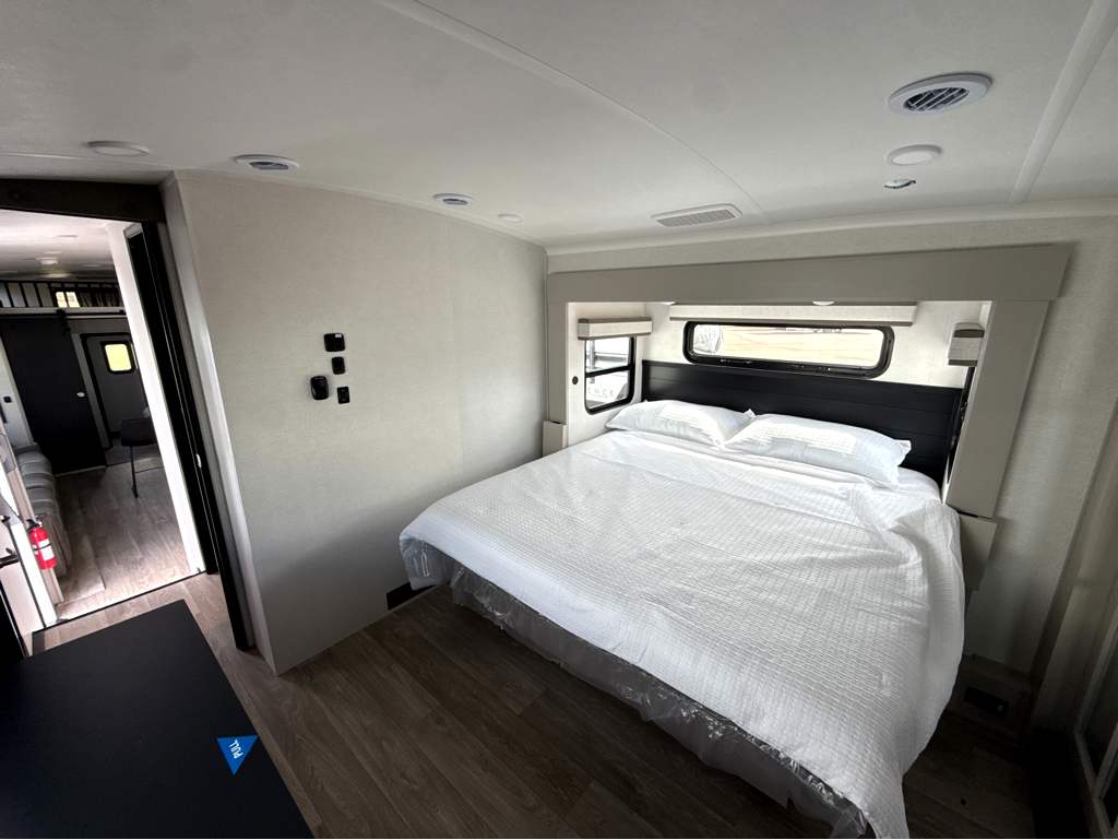 2027 JAYCO NORTH POINT 375TBDB - Image 13