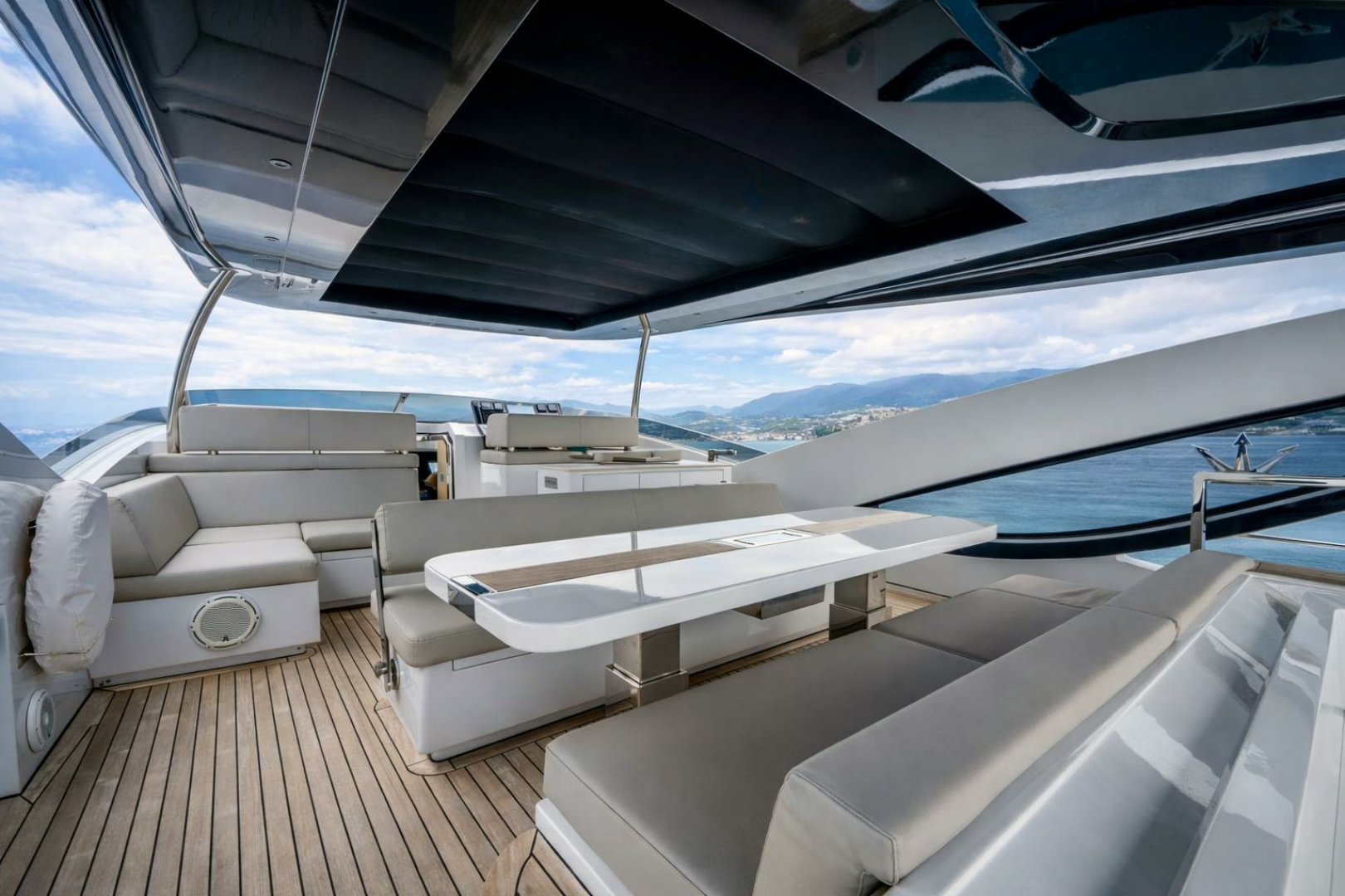 2018 Dominator Yachts Dominator Ilumen Base - Image 34