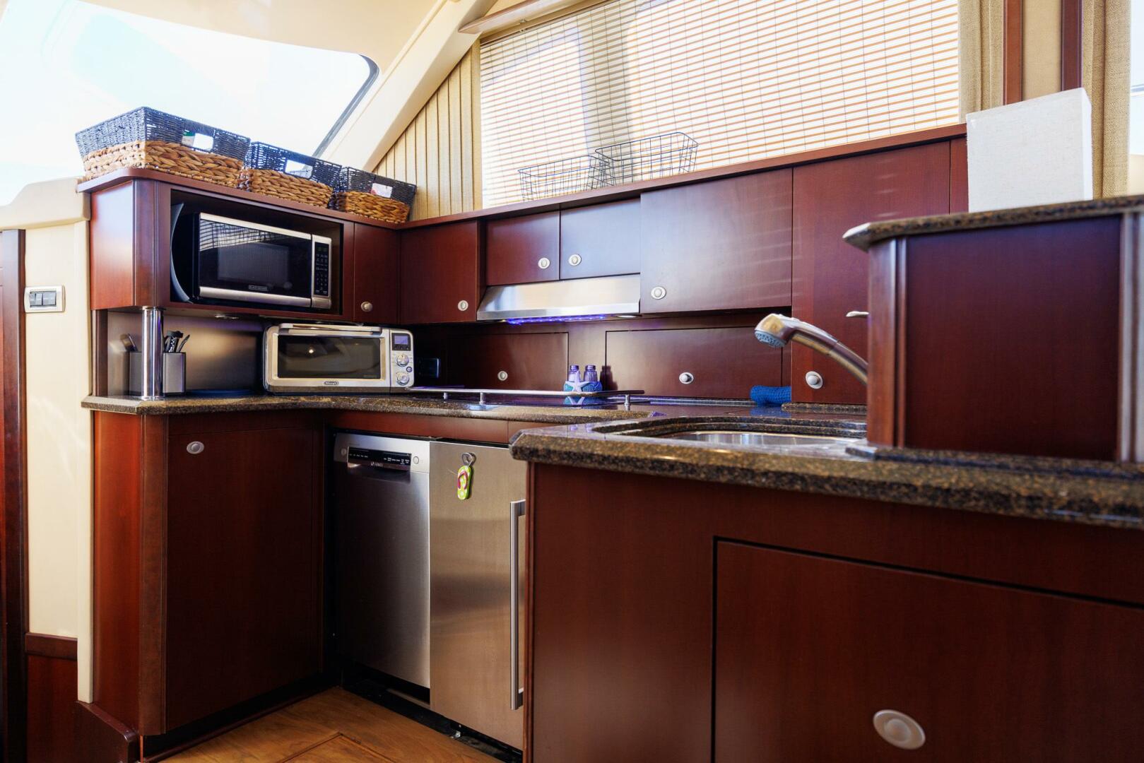 2006 Sea Ray 52 Sedan Bridge - Image 9