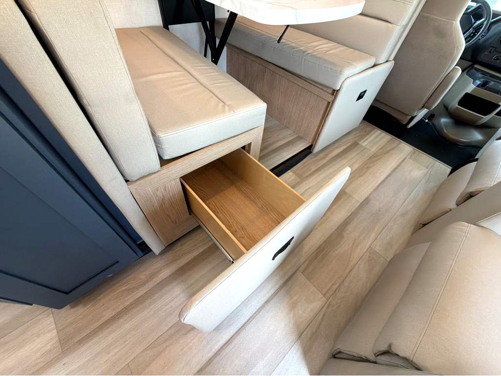 2027 THOR MOTOR COACH MAGNITUDE GA28 - Image 28