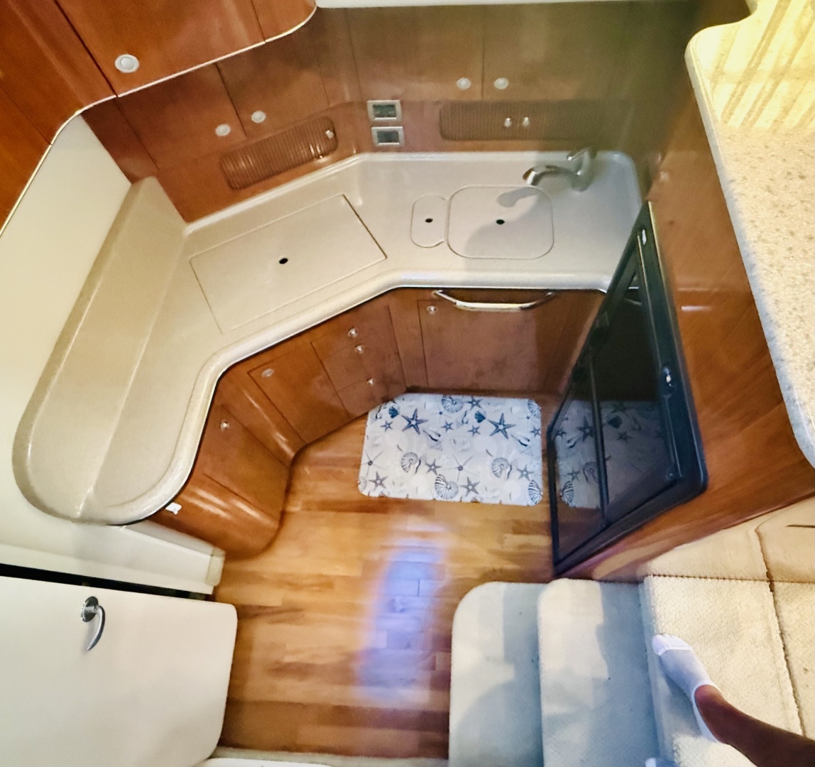 2004 Sea Ray 390 Motor Yacht - Image 9
