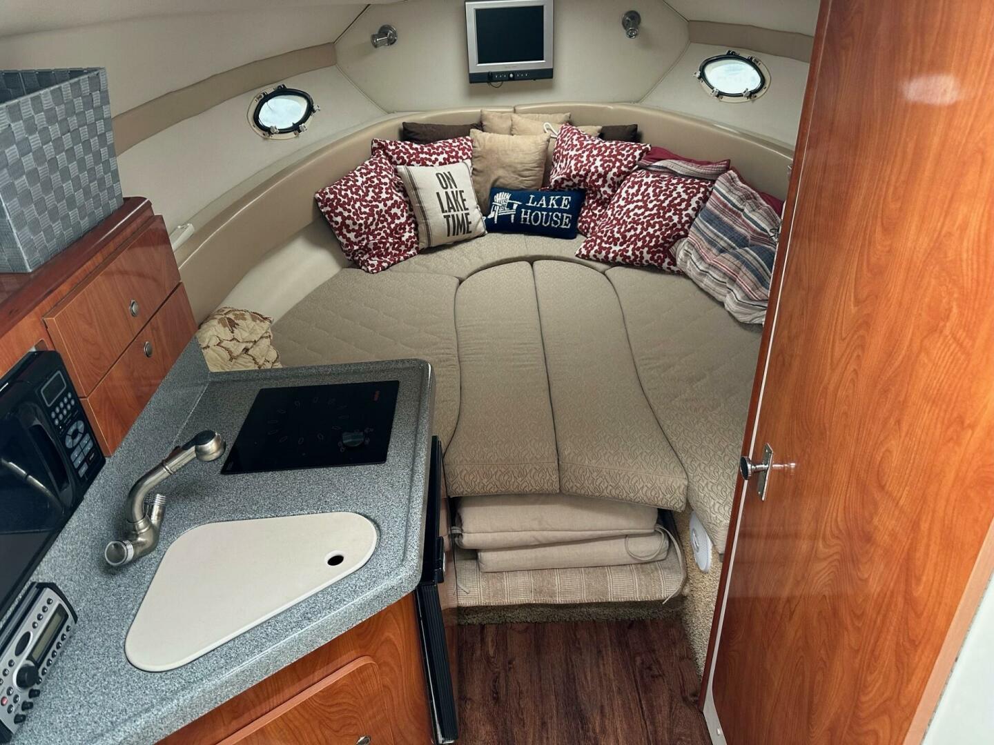 2006 Larson Cabrio 274 Base - Image 7