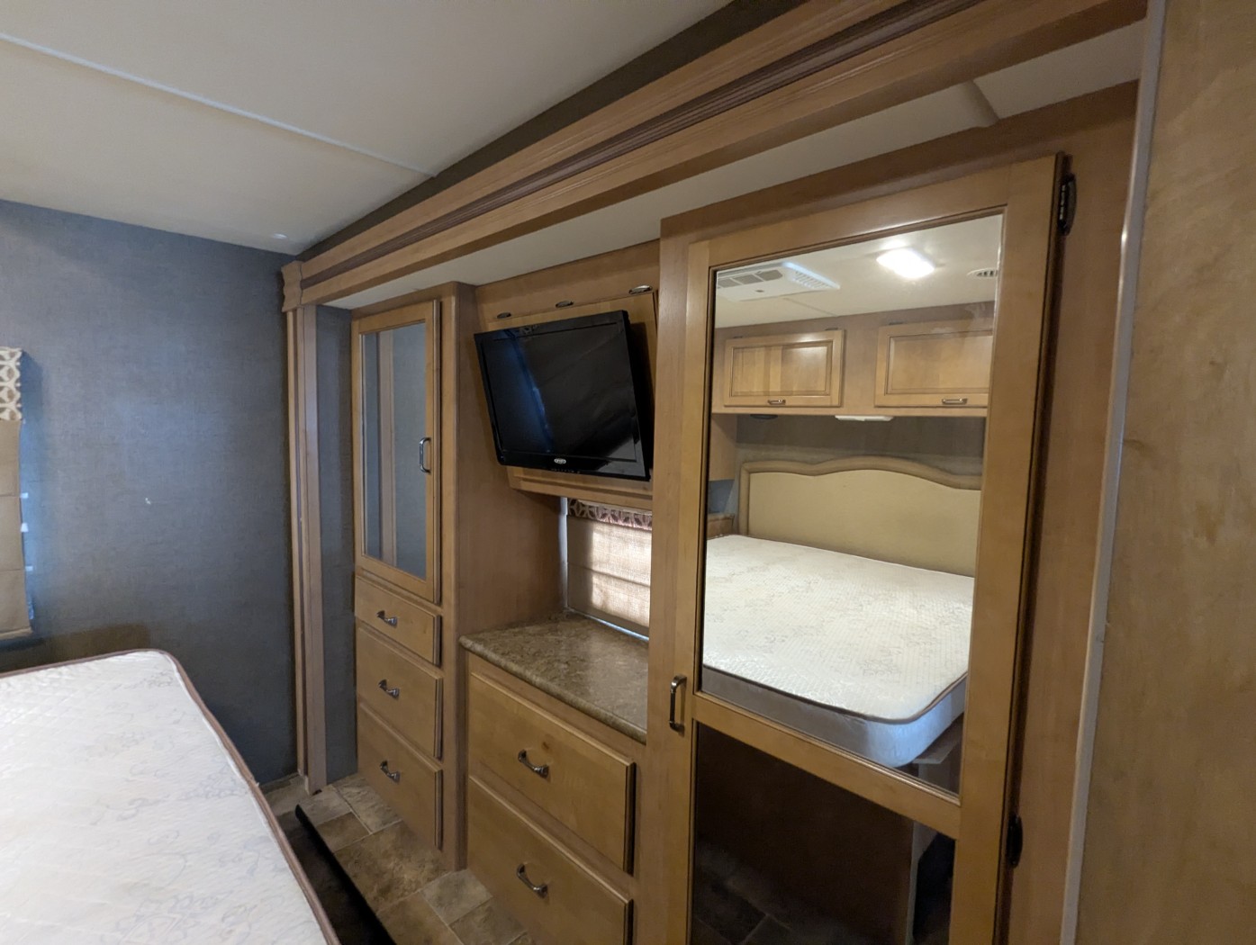 2016 Thor Motor Coach Hurricane 34J - Image 30