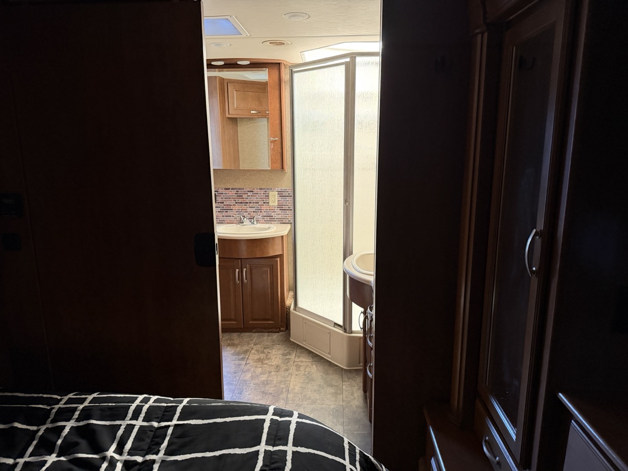 2014 Thor Motor Coach Challenger 37GT - Image 17