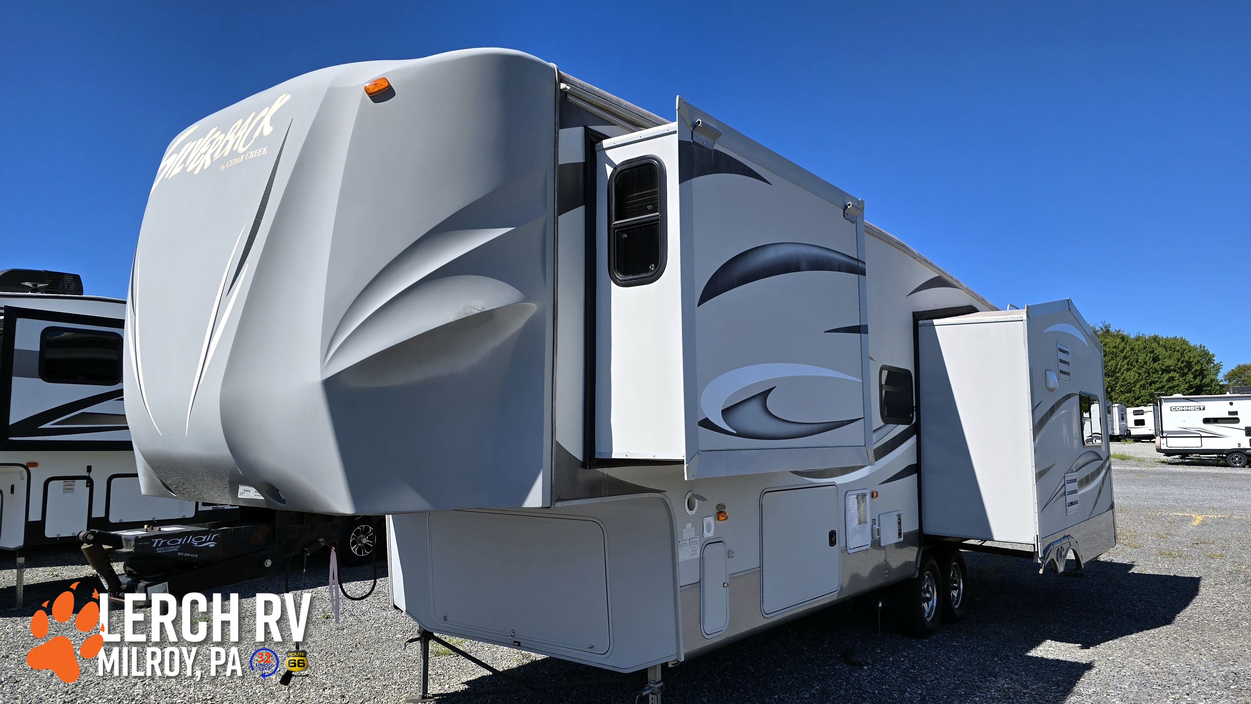 2013 FOREST RIVER CEDAR CREEK SILVERBACK 29RE - Image 2