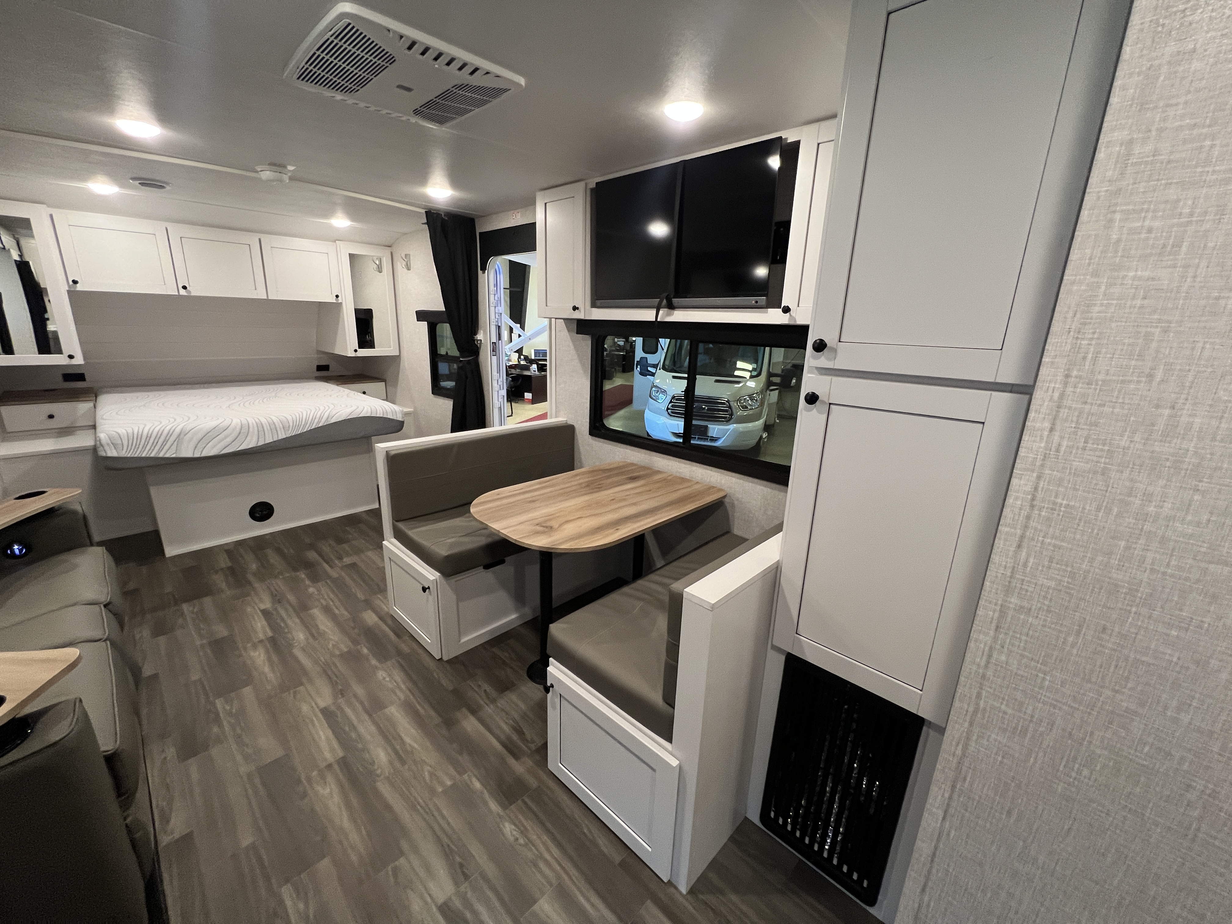 2025 Highland Ridge Range Lite 225CK - Image 9