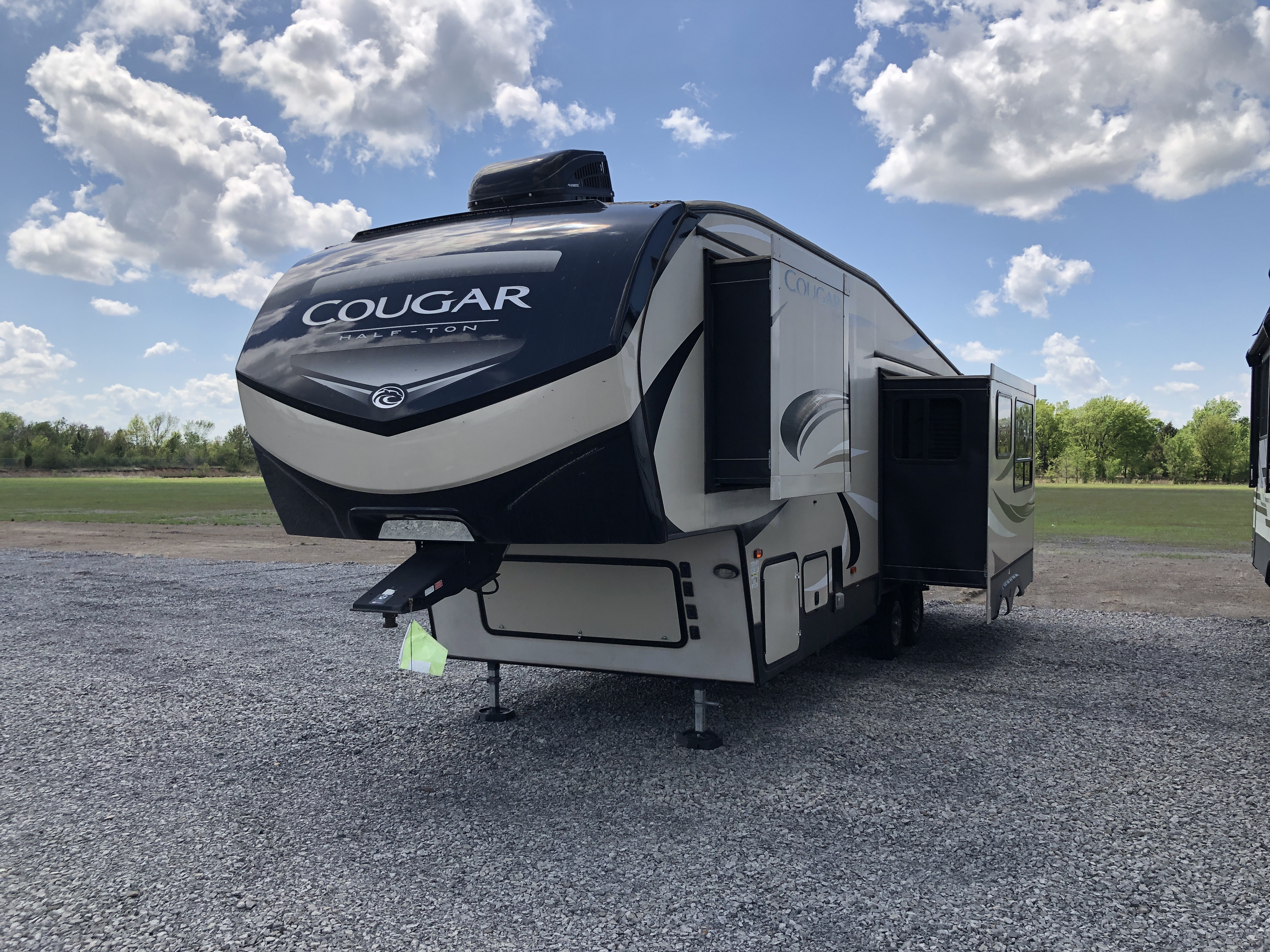 2018 Keystone Cougar Half-Ton East 27RLS - Image 3