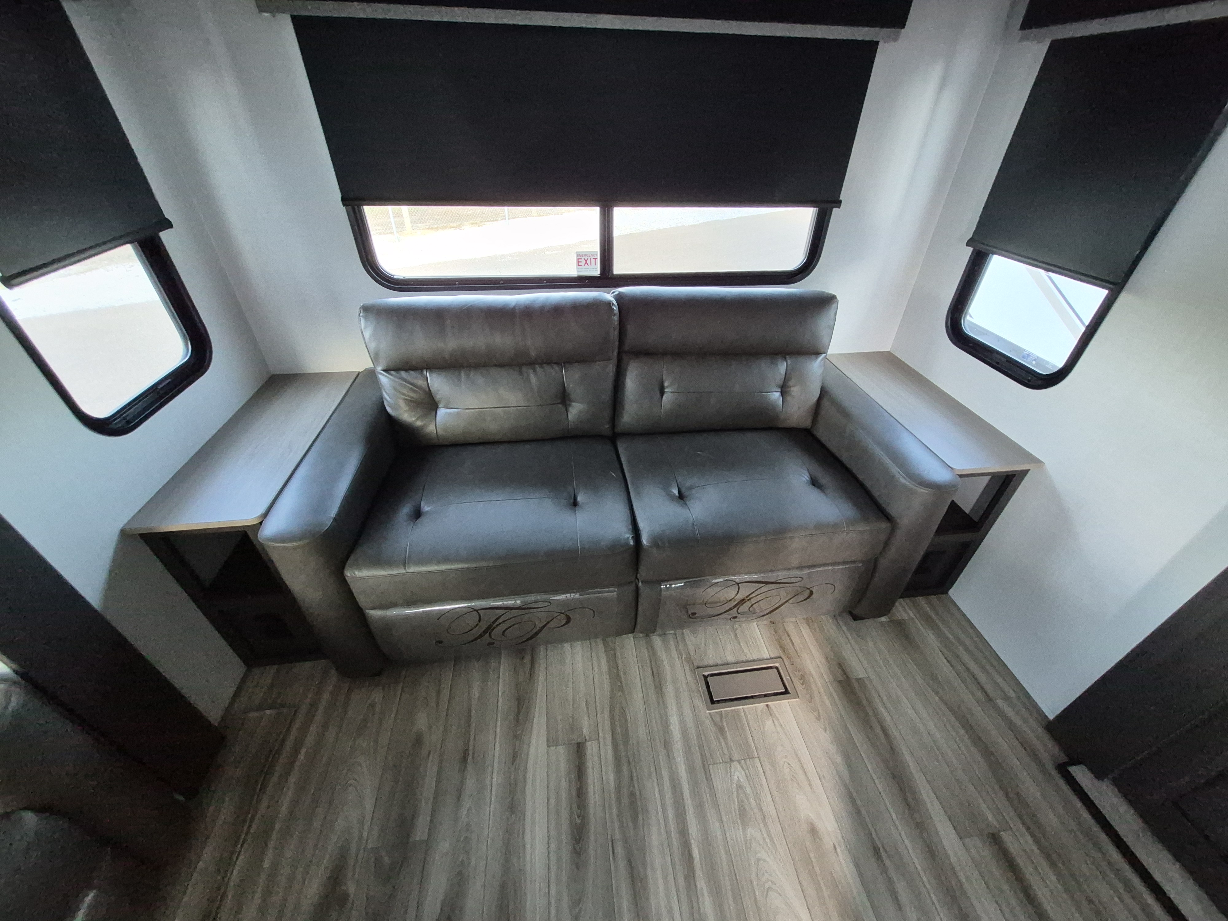 2027 VENTURE RV SPORTTREK 303VIK - Image 13