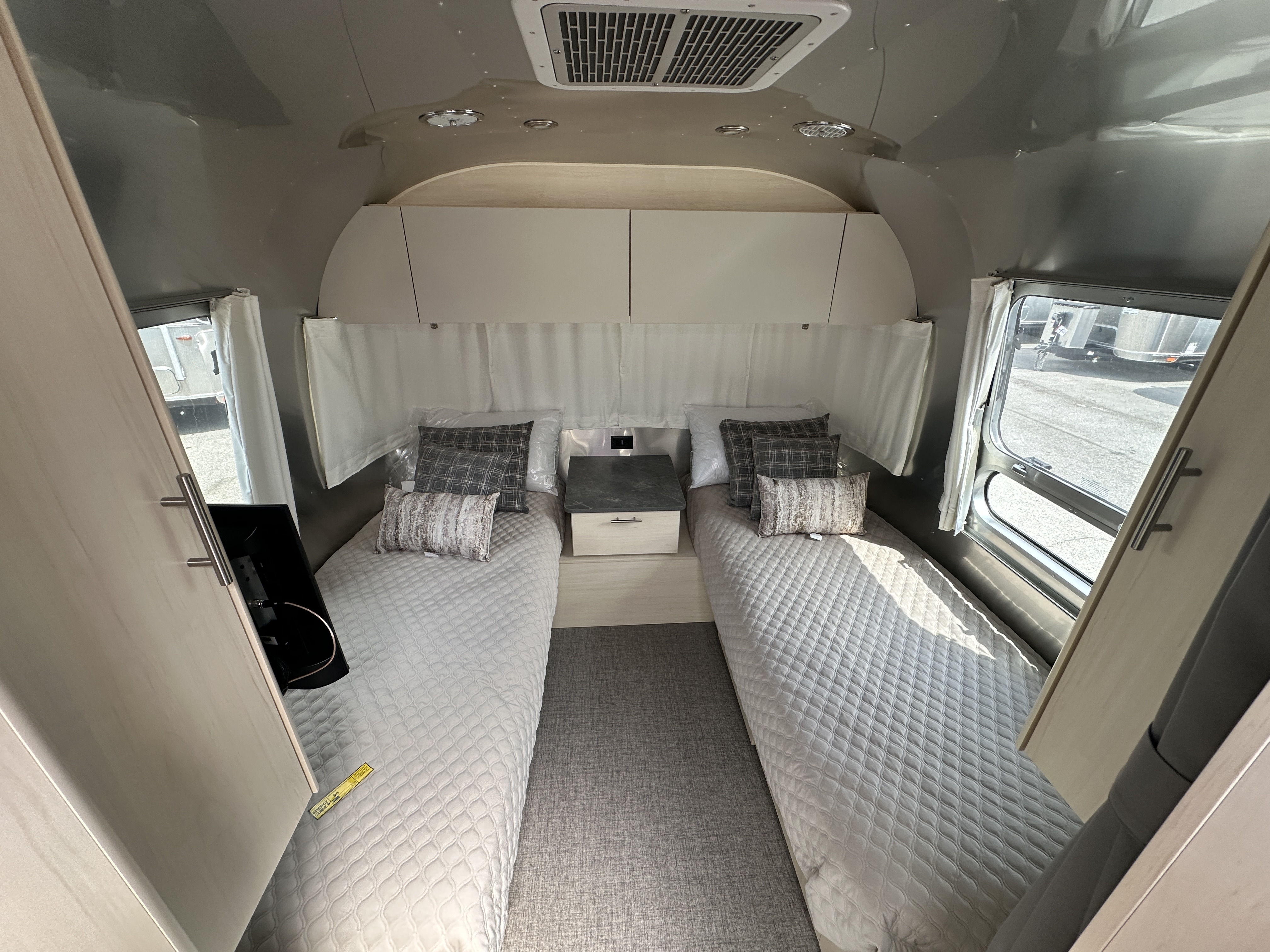2026 Airstream Flying Cloud 27FB - Image 17