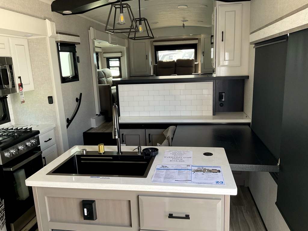 2025 JAYCO PINNACLE 38 FLGS - Image 5