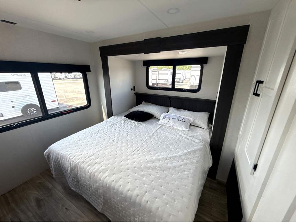 2027 VENTURE RV SPORTTREK 333VFK - Image 19