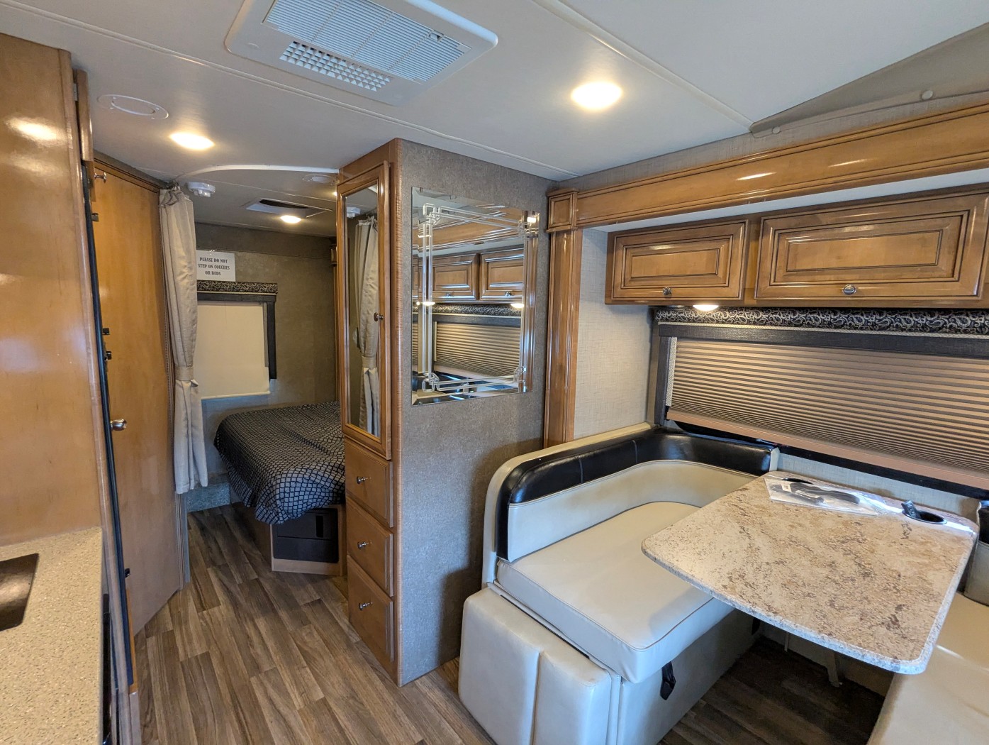 2018 Thor Motor Coach Synergy SD24 - Image 11